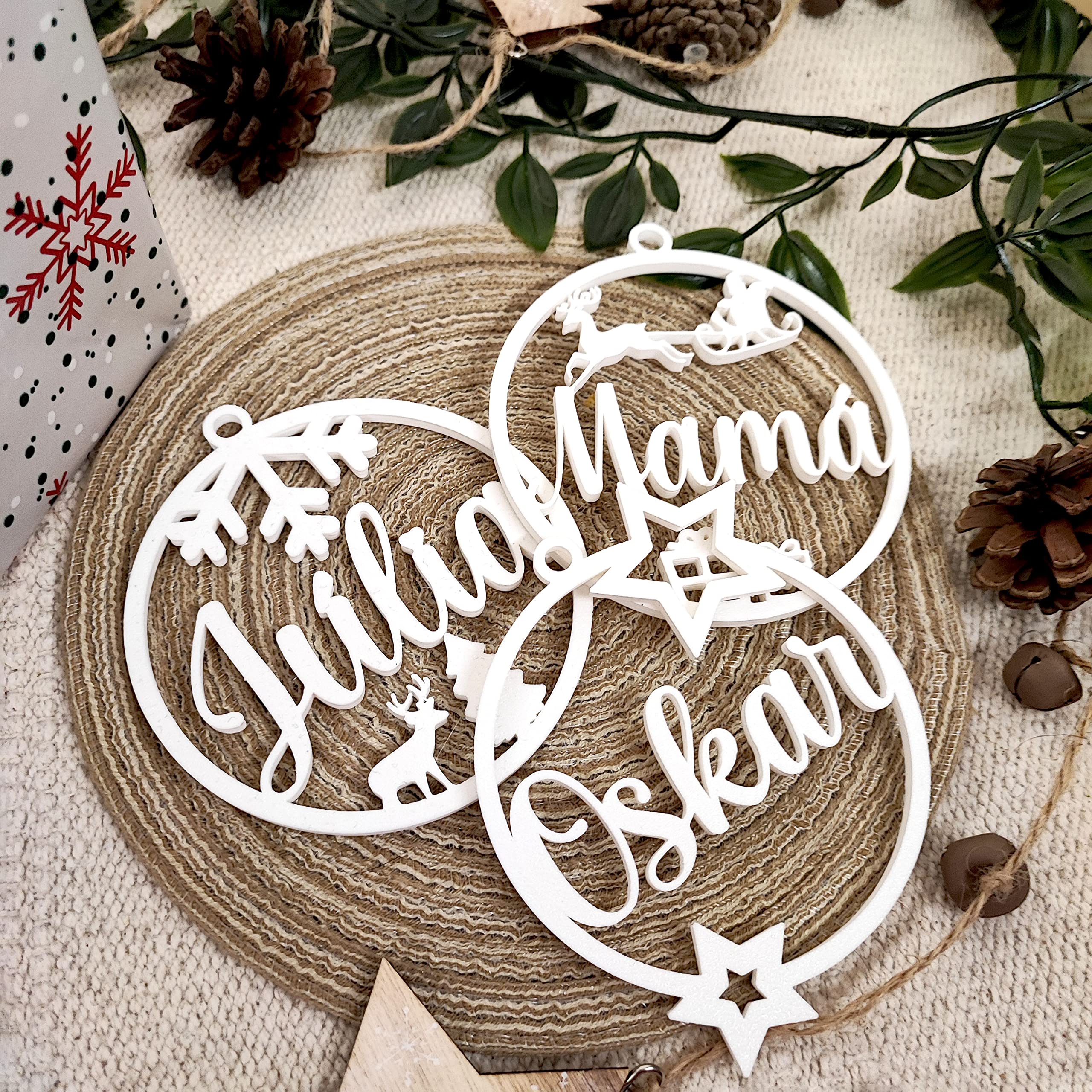 Bolas de Navidad personalizadas con nombre para árbol. Adornos navideños originales. Cuerda incluida. Gran variedad de colores y modelos a elegir.