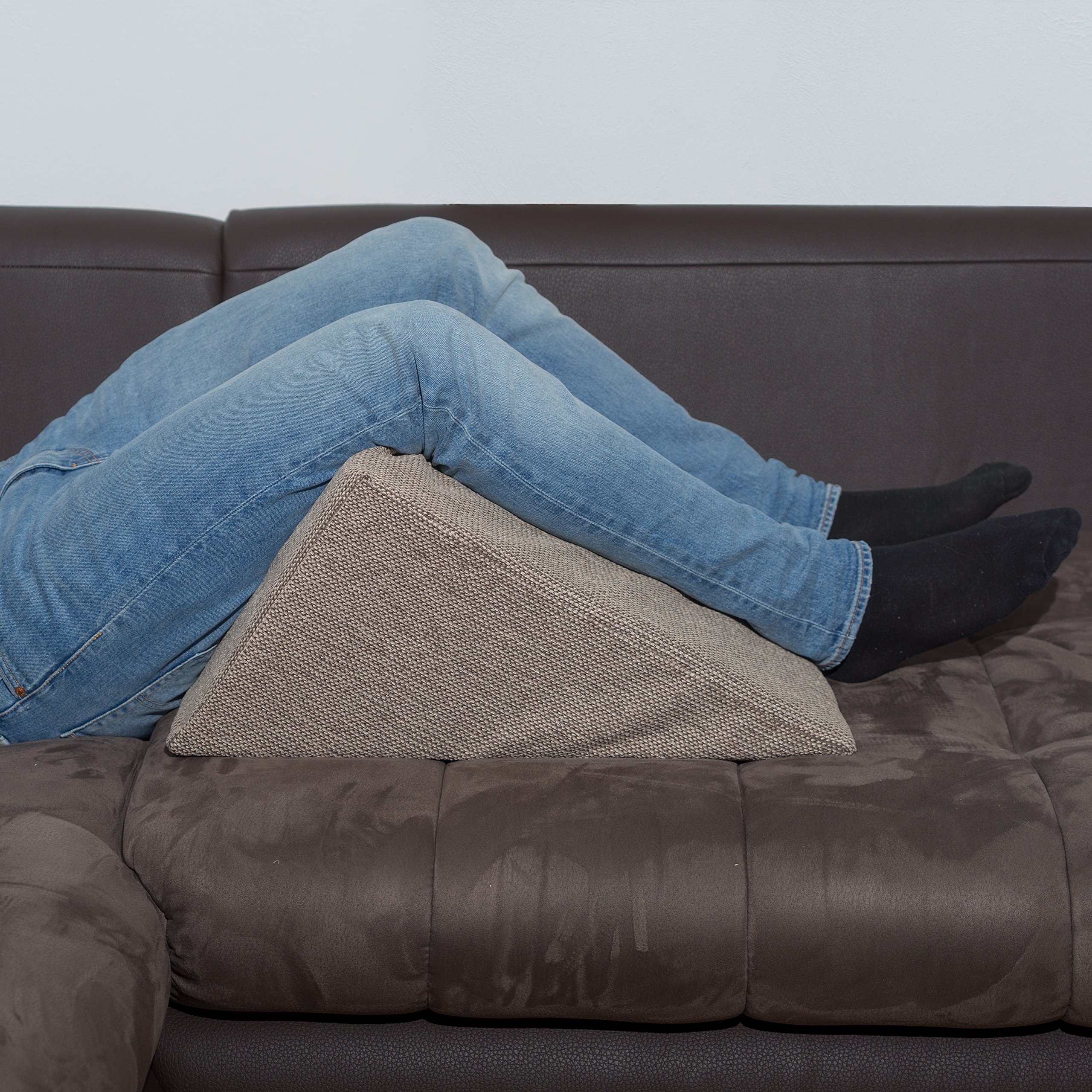 Das Fantastische XL Keilkissen 60x50x30cm - Formstabiles XL Lesekissen für Bett & Couch. Lesekissen mit abnehmbarem & waschbarem Bezug. Vielfältiges Reflux Kissen. Braun