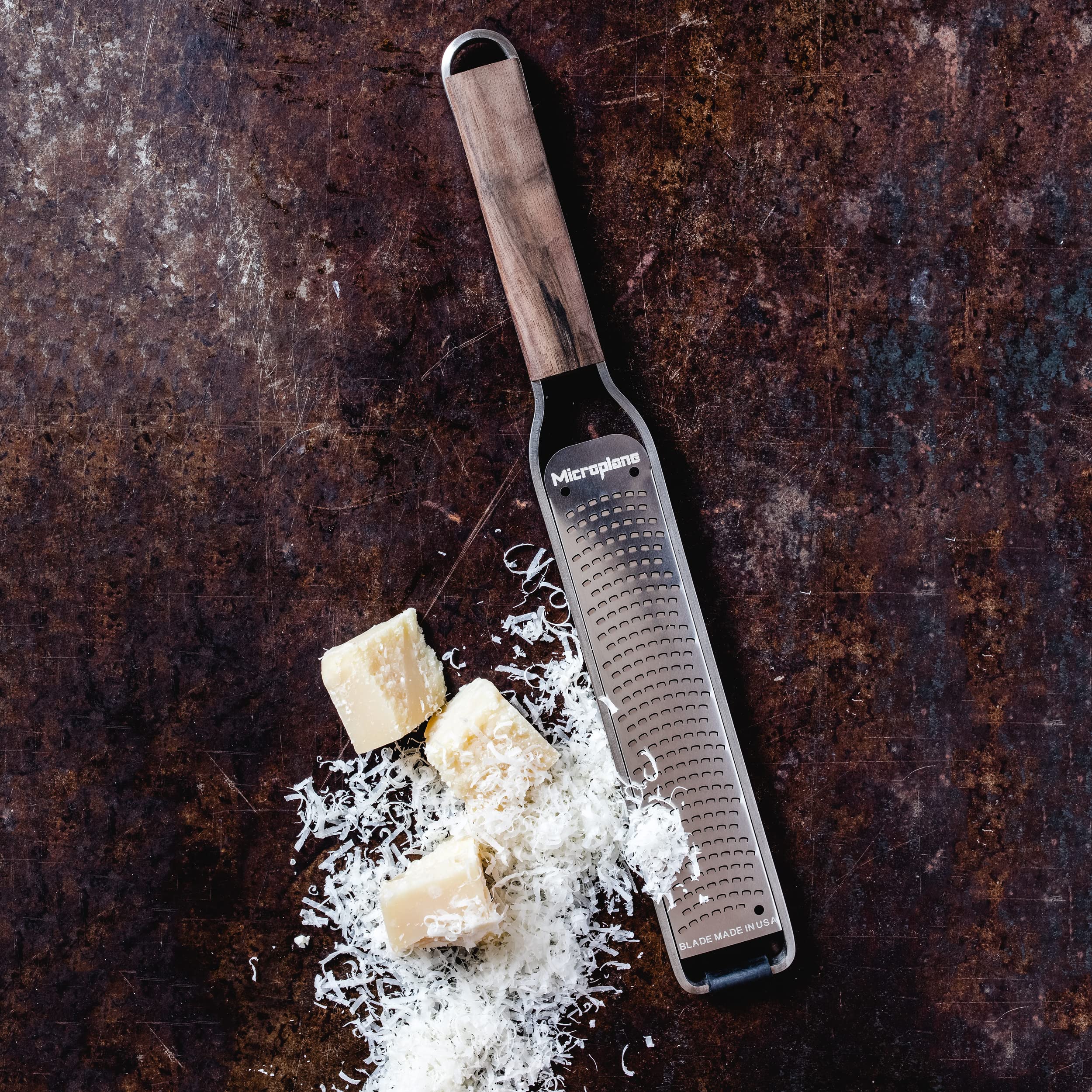 Microplane Serie Master Zester Rallador, Acero Inoxidable y Madera, Marrón, 30.94x4.01x1.60 cm