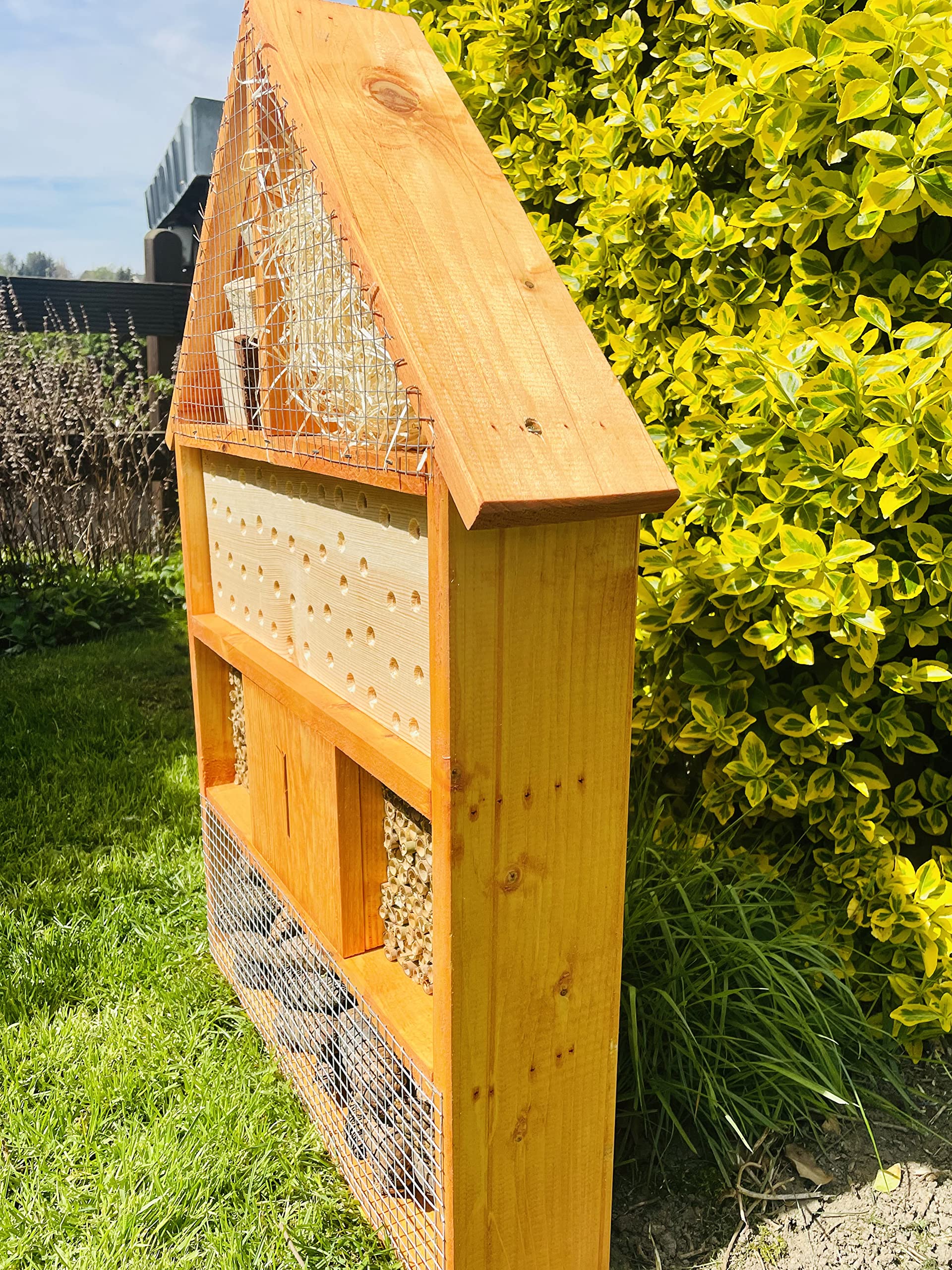 Hotel de insectos macizo hecho a mano XL de madera con soporte, 97 x 51 x 12 cm (alto x ancho x profundidad), abejas silvestres, nido, hotel de abejas, casa para insectos, color marrón