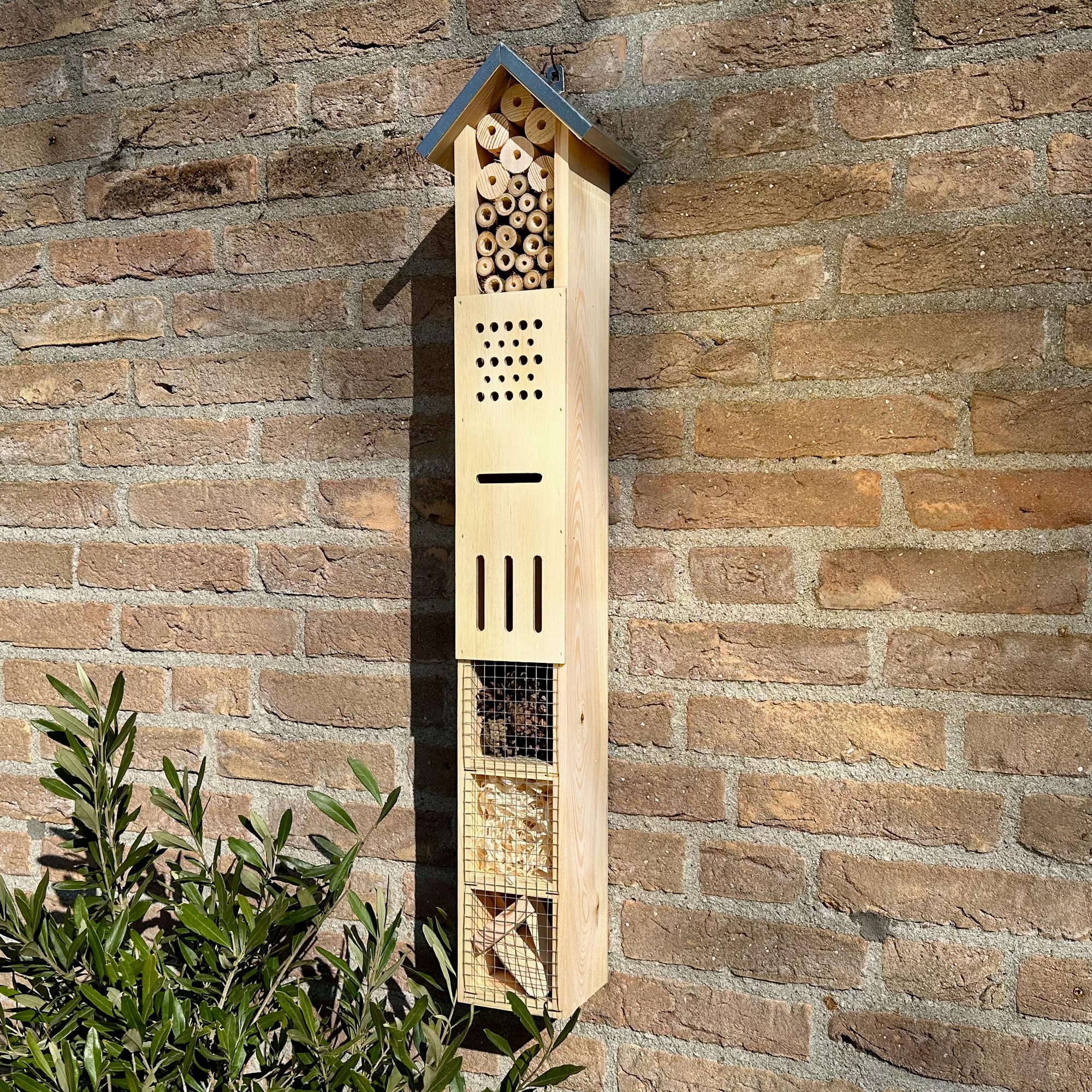 GARTENETAGE Freistehendes Insektenhotel aus Holz mit Erdspieß – Ideal für Wildbienen, Schmetterlinge & Co – Wetterfest mit Bambusrohren, Tannenzapfen & Holzwolle – Fördert Bestäubung & Artenvielfalt