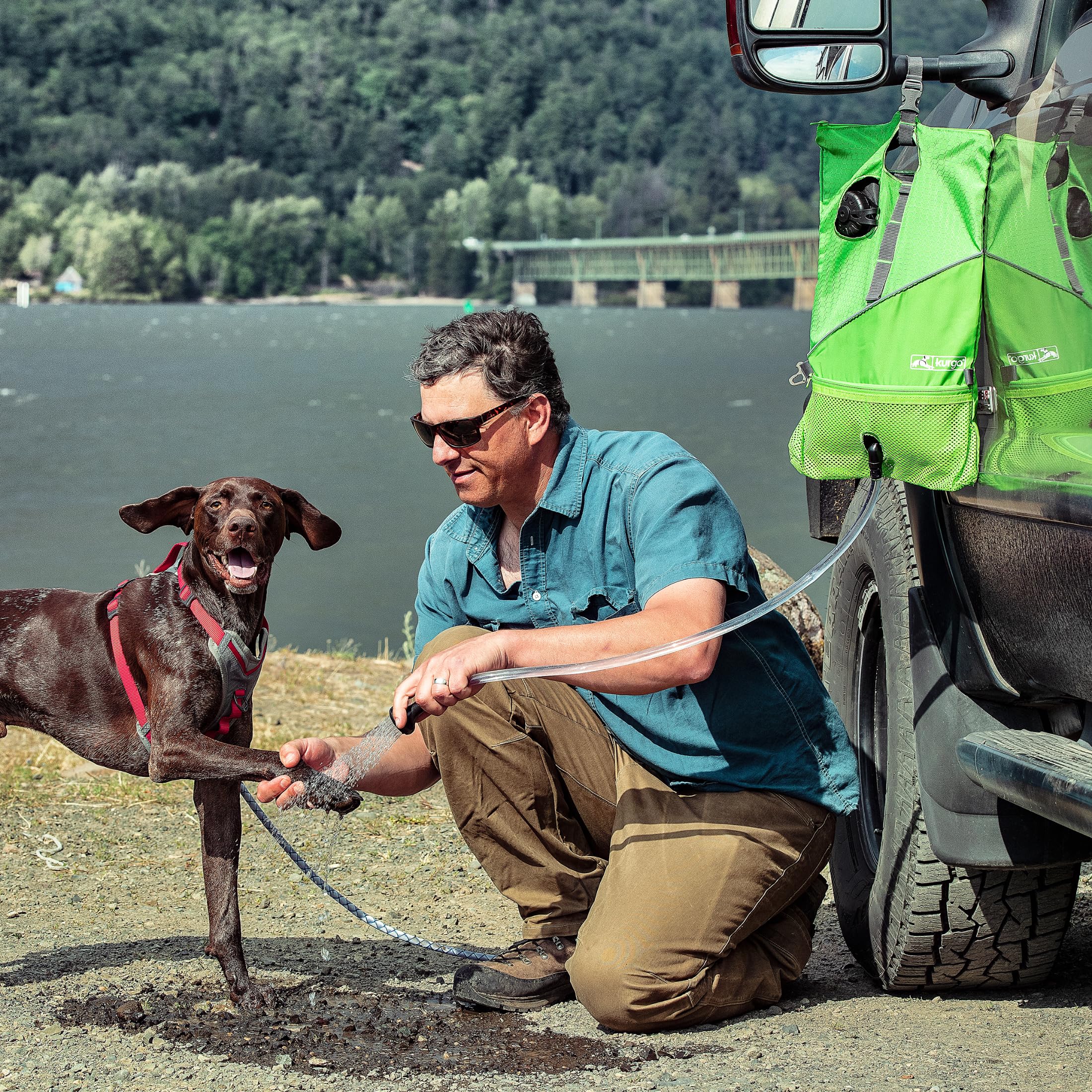Kurgo Go Shower Portatile per Cani, Doccia da Campeggio, Gronda per Cani all'aperto, Soffione per Doccia, Gronda per Escursionismo, capacità 6 Litri