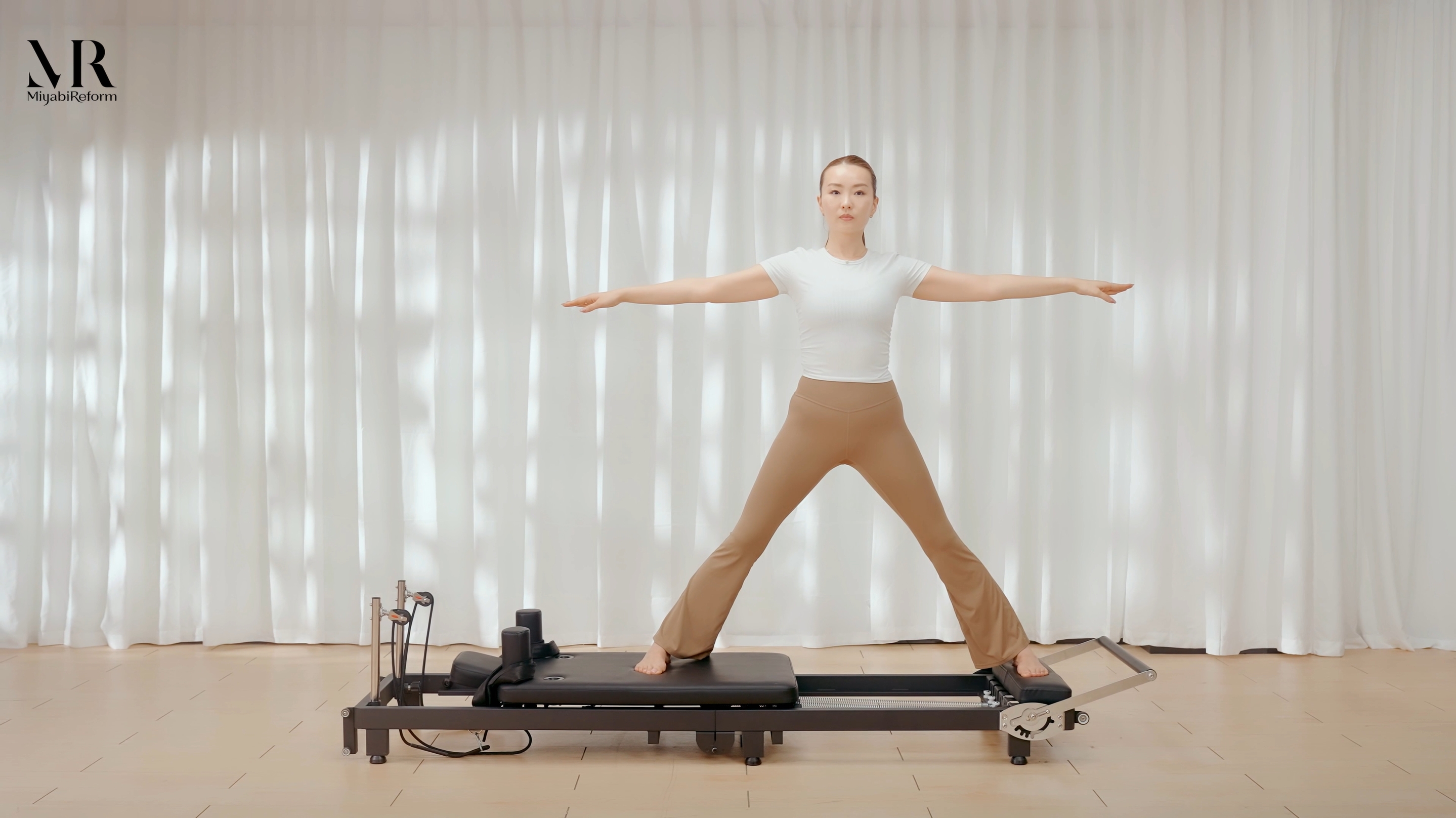 【極美品】Miyabi Pilates 折り畳み式リフォーマーピラティスマシン 女性にやさしい、省スペース対応ピラティスマシン｜Miyabi 折り畳み式