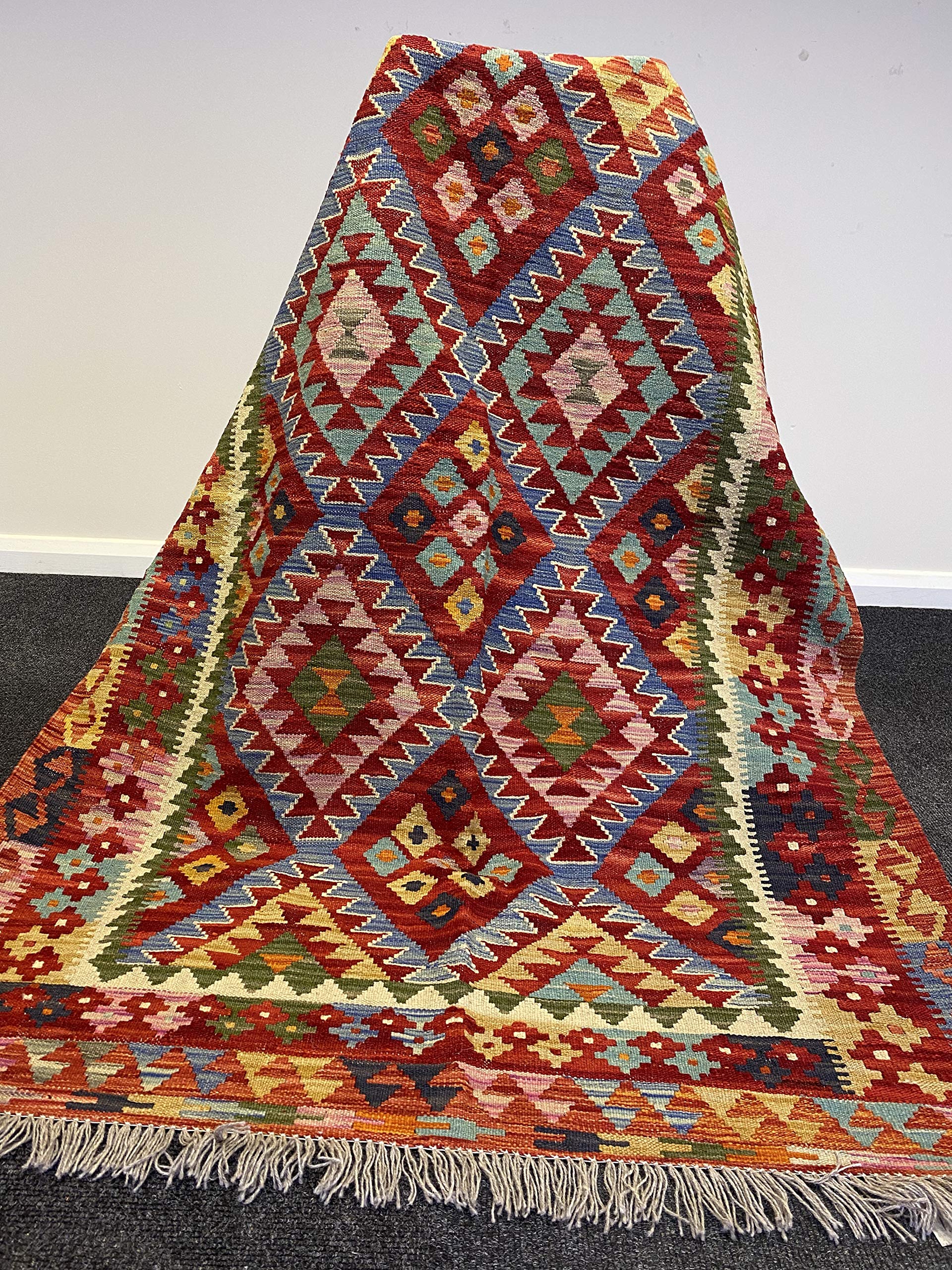 Tapis oriental afghan en laine naturelle pour revitaliser un sol terne