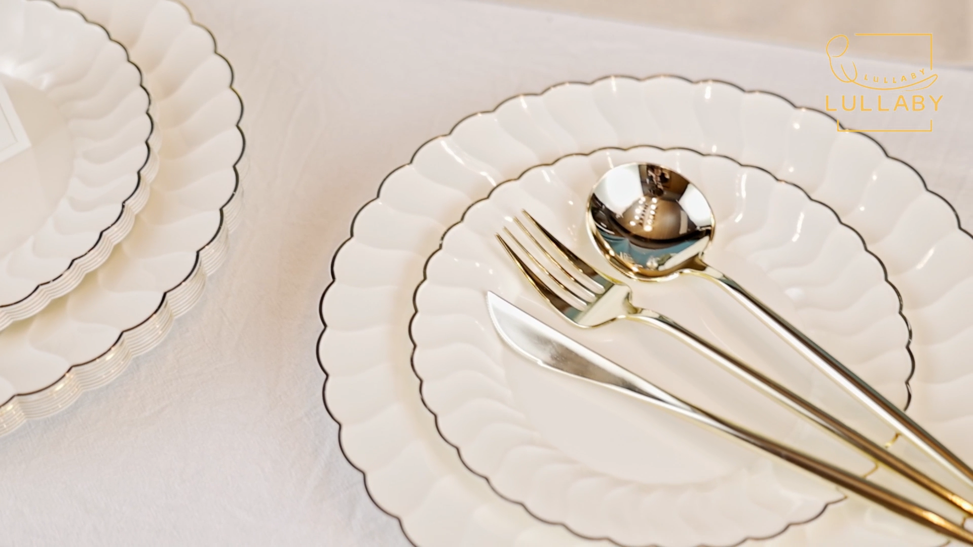 Amazon.com: Lullaby 60PCS Ivory Scalloped Plastic Plates with Gold