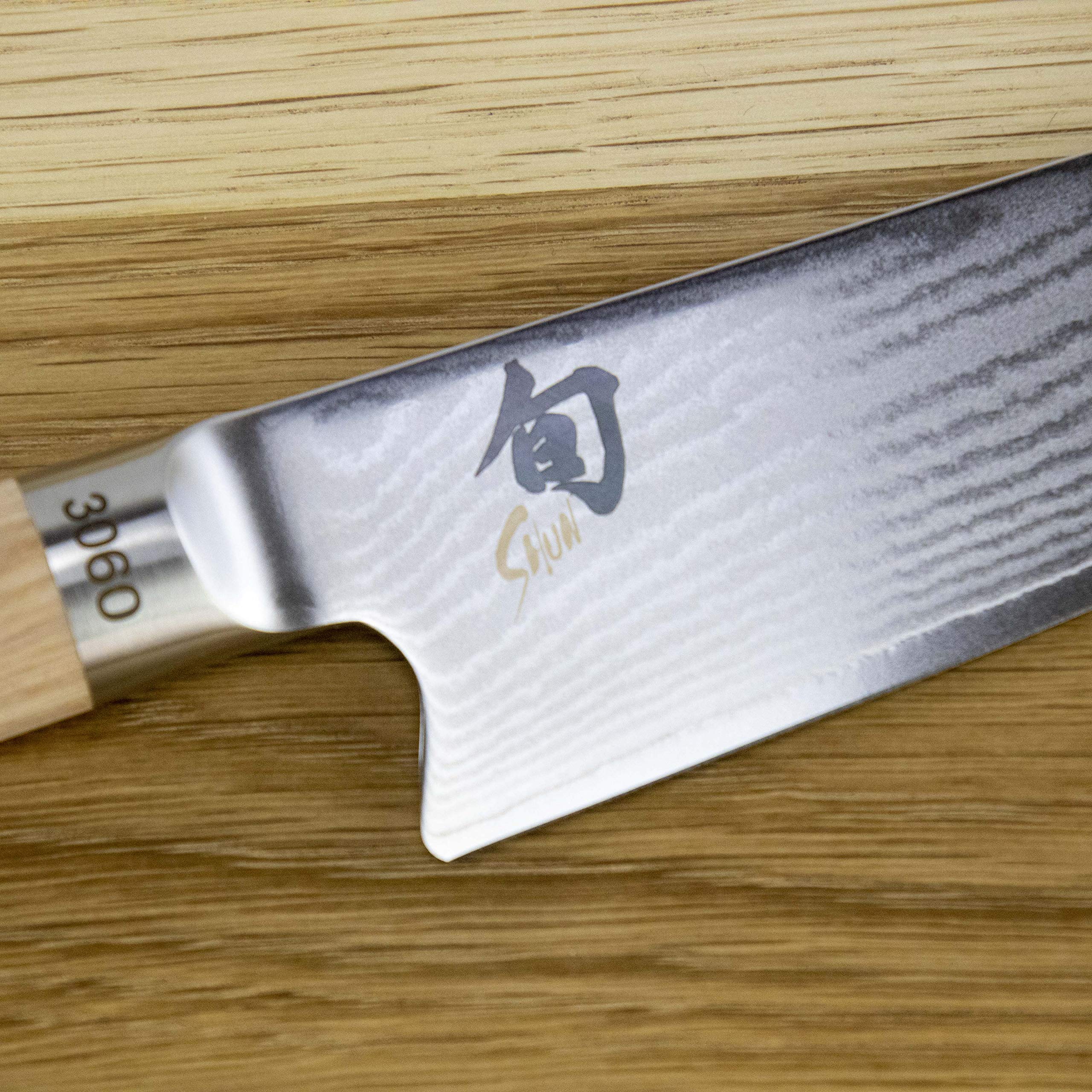 Kai Shun Classic White Kochmesser DM-0777W Kiritsukemesser ultrascharf und limitiert 5555 St., hochwertiges Damastmesser mit 15 cm Klinge + großes Eichenbrett 34x21 cm, VK: 239,- €
