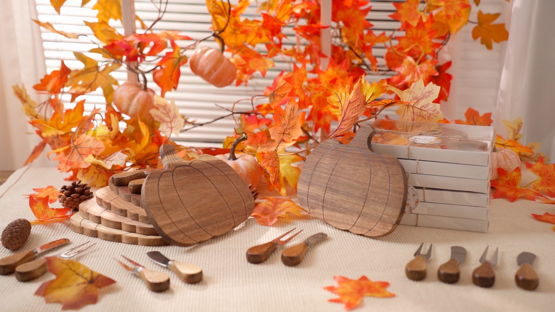 Tablero de Queso en Forma de Calabaza para Fiesta de Otoño, Set de 12 Tablas de Madera con Cuchillos y Tenedores, Ideal para Halloween y Día de Acción de Gracias miniatura 7