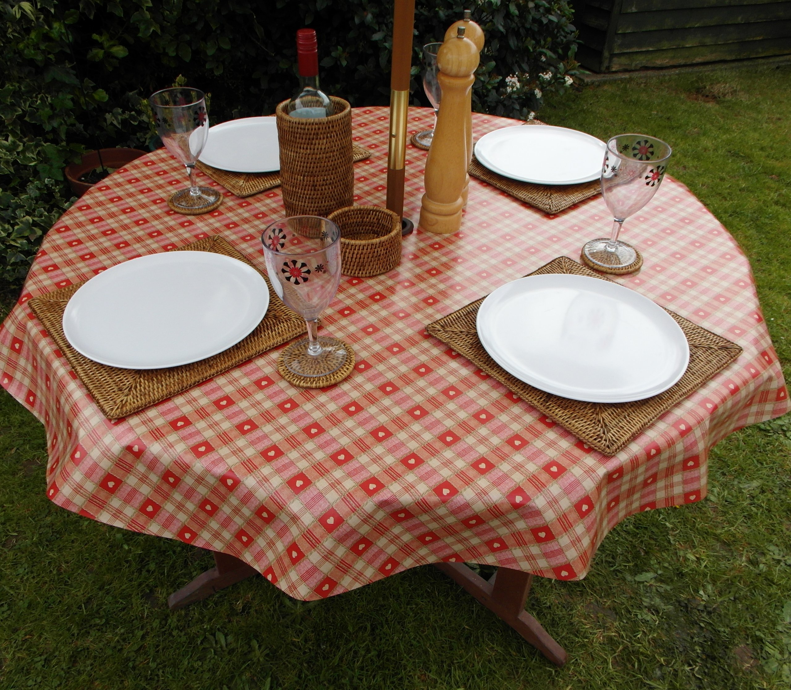 The Tablecloth Company Red 55" (1.4M) Round Pvc/Vinyl Tablecloth - & Cream Hearts With Parasol Hole