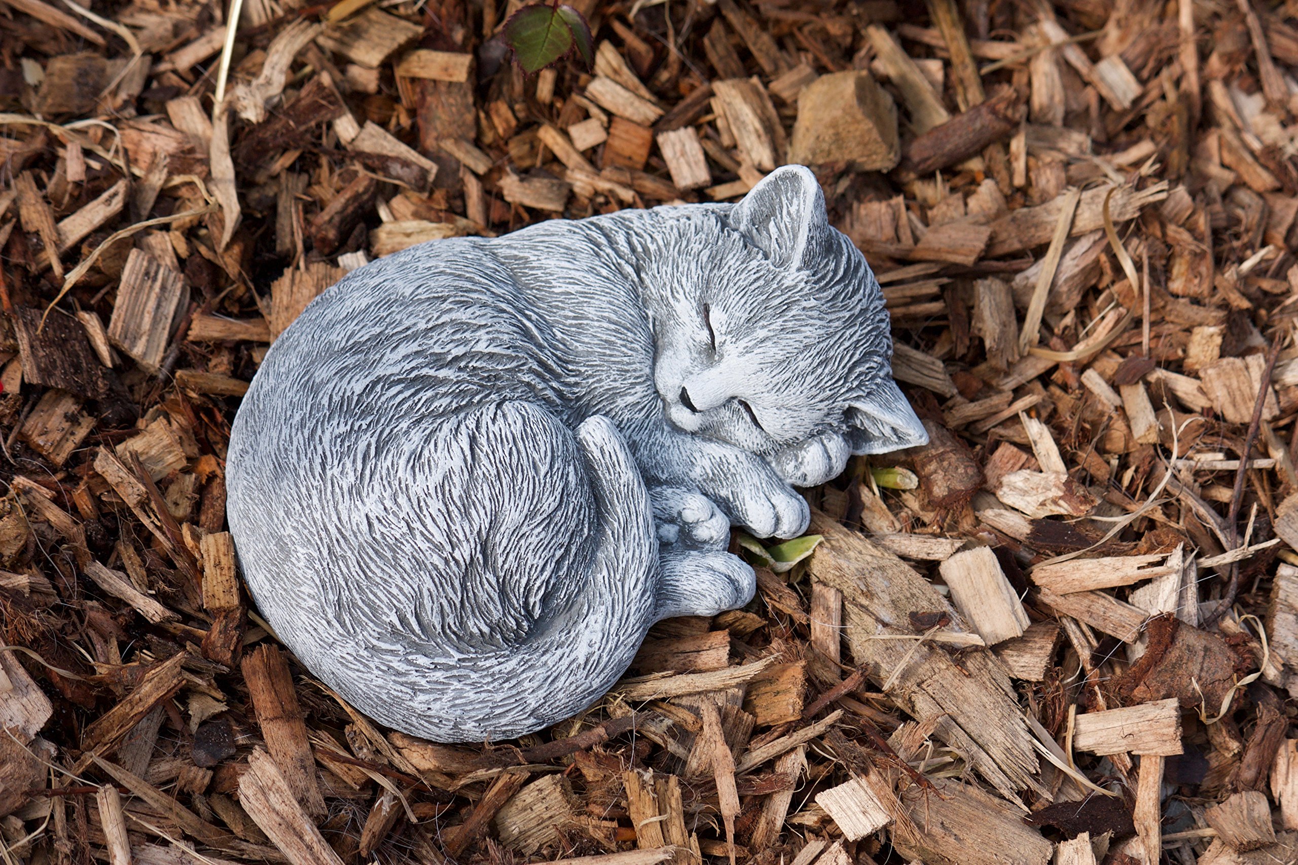 stoneandstyle Steinfigur kleine Katze Tinka eingerollt (8x17x14 cm), Frost- und wetterfest bis -30°C, massiver Steinguss