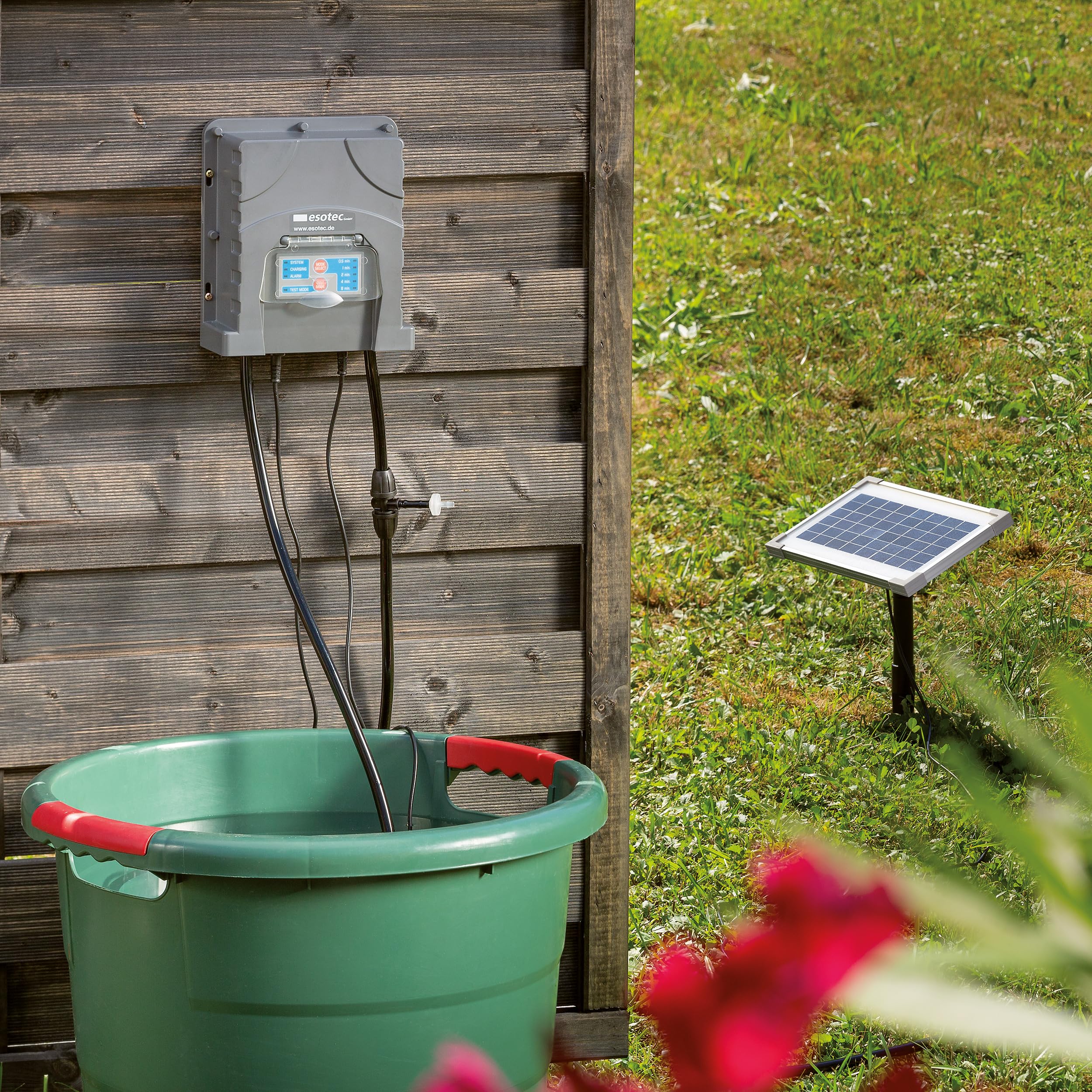 Esotec Solar Bewässerungssystem Waterdrops Pro, 50 regulierbare Tropfer – Automatische Tropfbewässerung für Garten & Balkon 101124