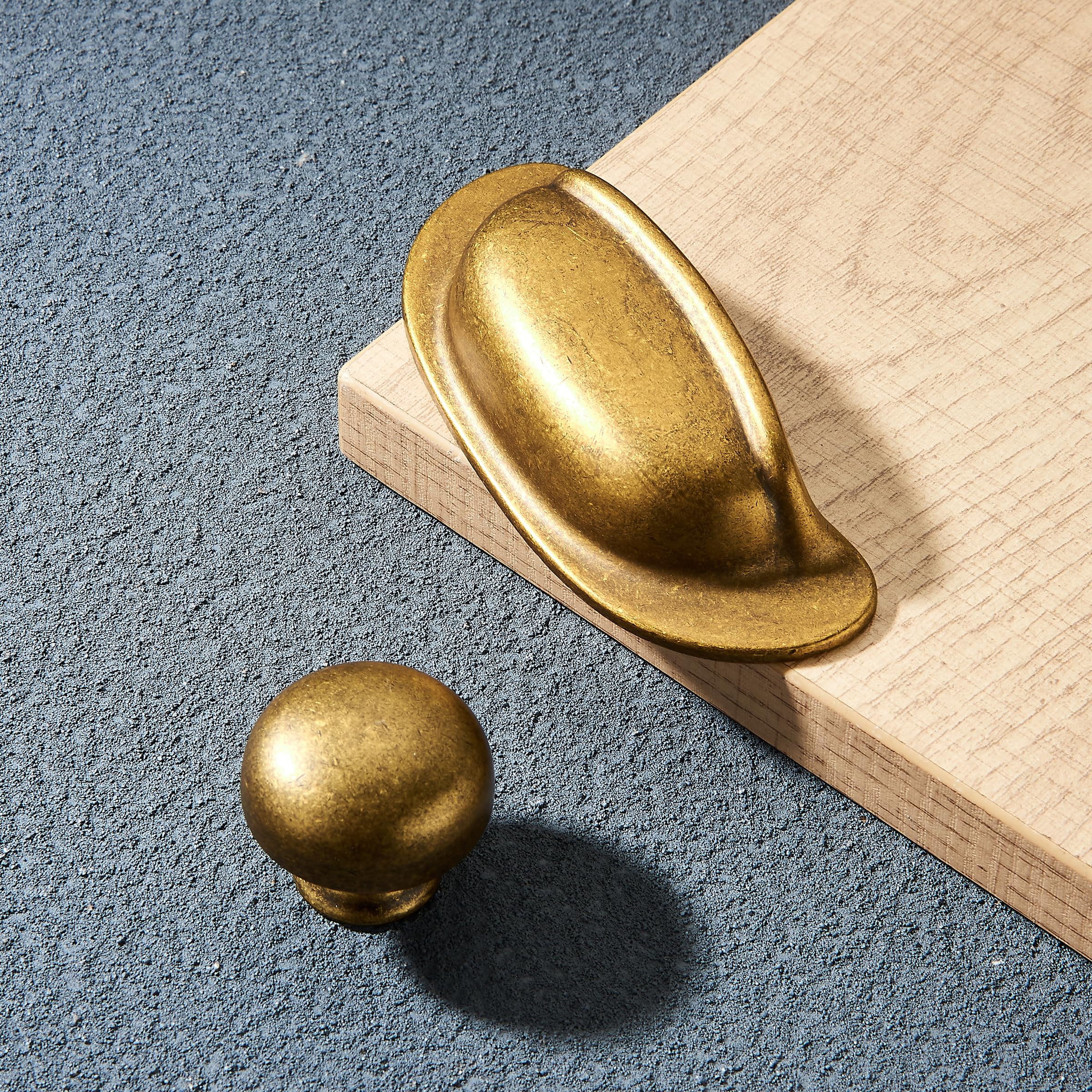 KHTUMEWARE-80181 Round Knob, Antique English Brass, 1-1/4 in (32 mm), 10-Pack in Antique English Brass — KHTUMEWARE