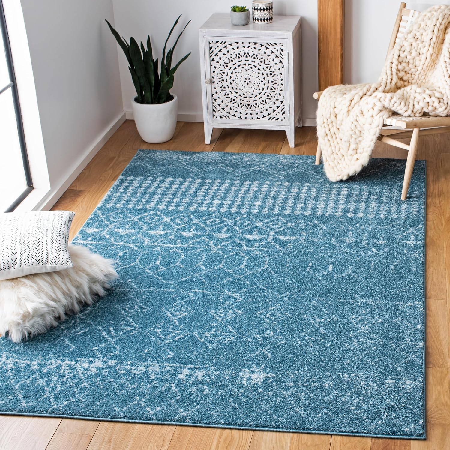 SAFAVIEH Area Rug 6x9 - Tulum Collection - Turquoise & Blue, Moroccan Boho Distressed Design, Non-Shedding & Easy to Clean, Ideal for Living Room, Bedroom, Dining Space (TUL229M)