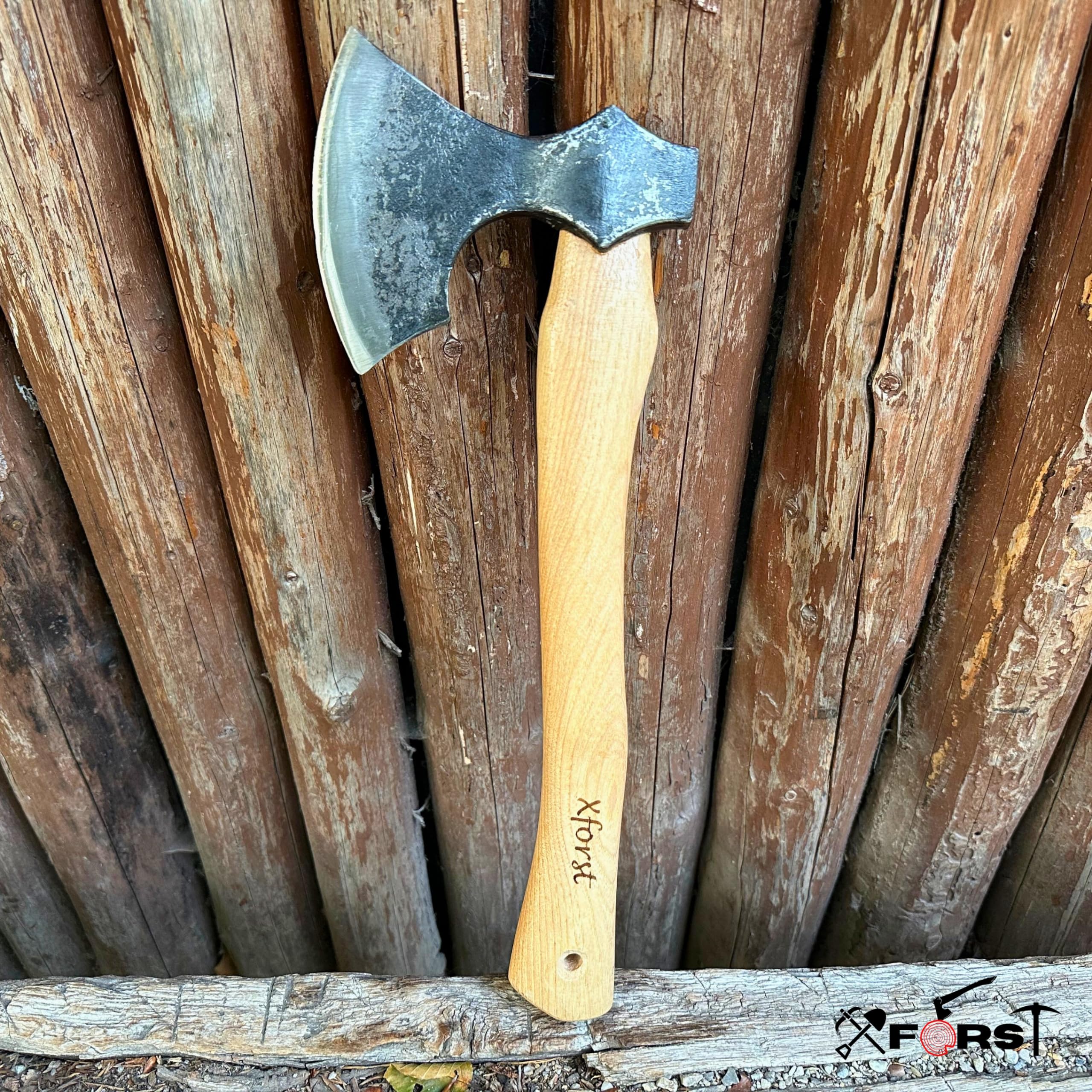 Hache Viking WIK Forgée en Acier au Carbone avec Manche en Noyer Américain 38 cm 0,87 kg Outil de Bûcheronnage et Camping Étui en Cuir
