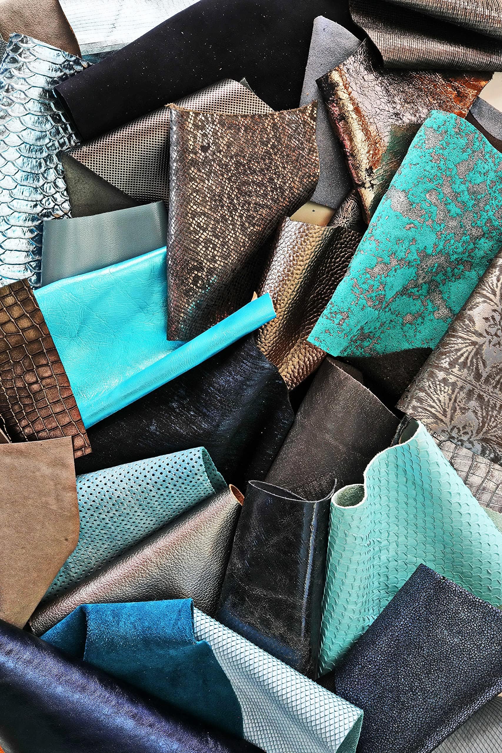 LA GARZARARA - Ritagli di Pelle sui Toni Grigio e Blu - Misura 10x15 cm - 1kg - Selezione Casuale per Artigianato Cucito e Creazioni Handmade – Stampe e Finiture Varie – -B053