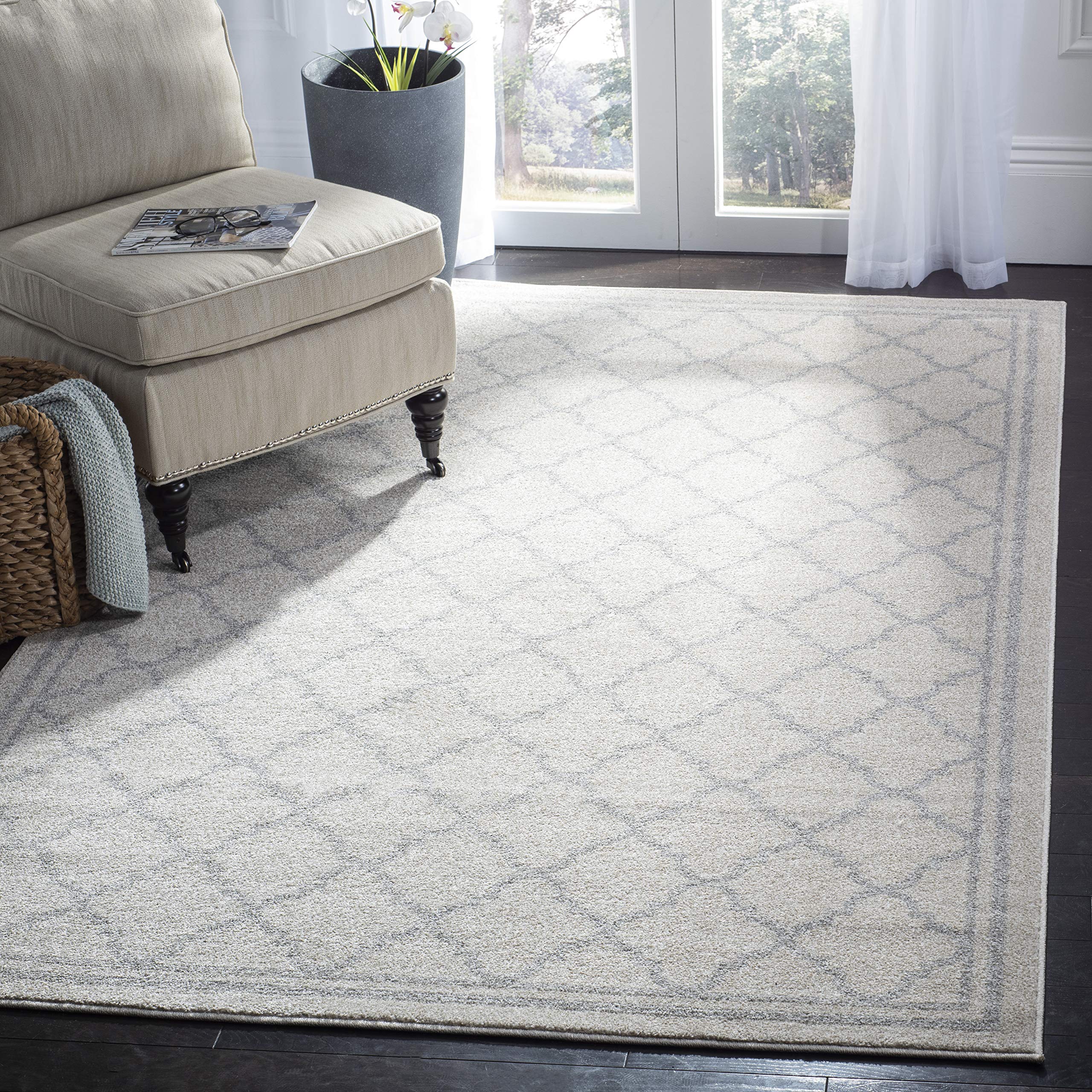 SAFAVIEH Amherst Collection Area Rug - 6' x 9', Beige & Light Grey, Moroccan Trellis Design, Non-Shedding & Easy Care, Ideal for High Traffic Areas in Living Room, Bedroom (AMT422E)