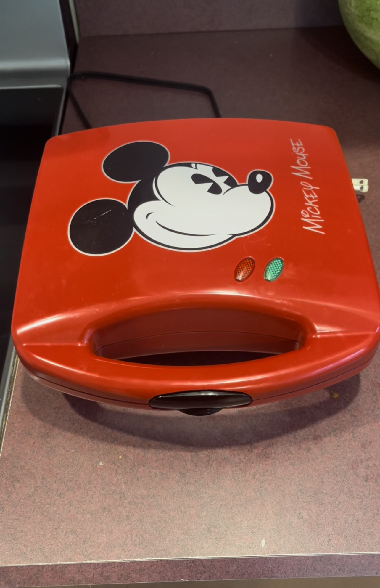 アメリカDisney ミッキー マウス サンドイッチメーカーフレンチトーストも Watch Making French Toast In The Mickey Mouse Sandwich Maker! on