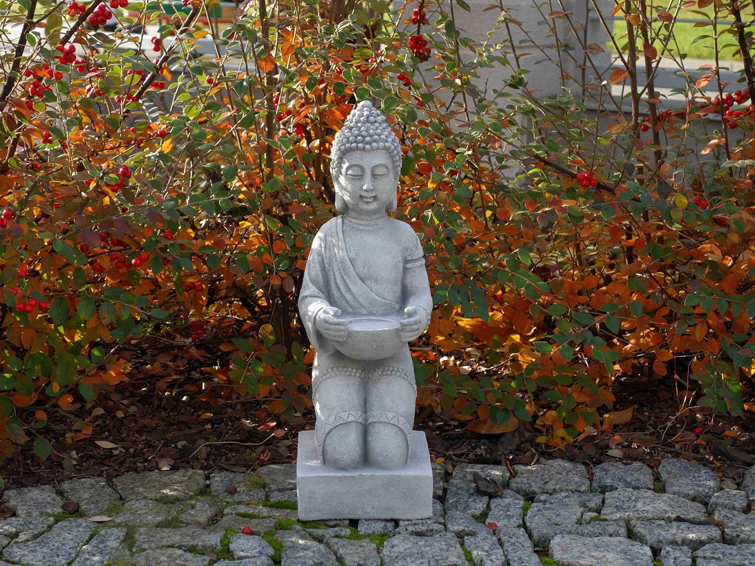 gartendekoparadies.de Buddha Statue auf einem Podest, Steinfigur aus Steinguss, Weißbeton, Frostsicher für Außenbereich, H. 43 cm, 9 kg (Grau)