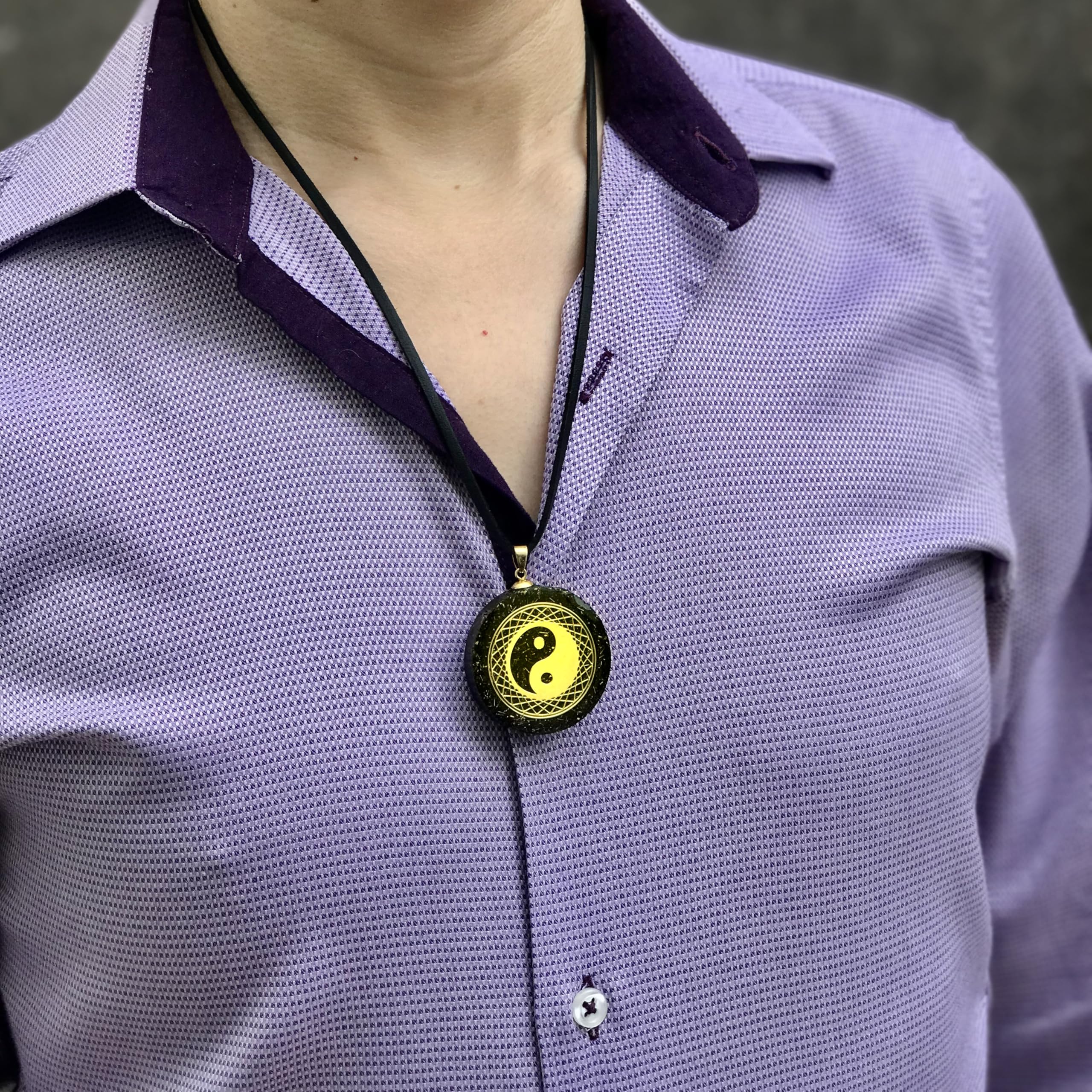 [LAO] Ładowany wisiorek z orgonitem Reiki Yin Yang 3,8 cm | Naszyjnik z świętą geometrią | 7 kwarc + szungit | 432 Hz i 528 Hz | Reiki Usui | Czarny wegański sznurek w zestawie |