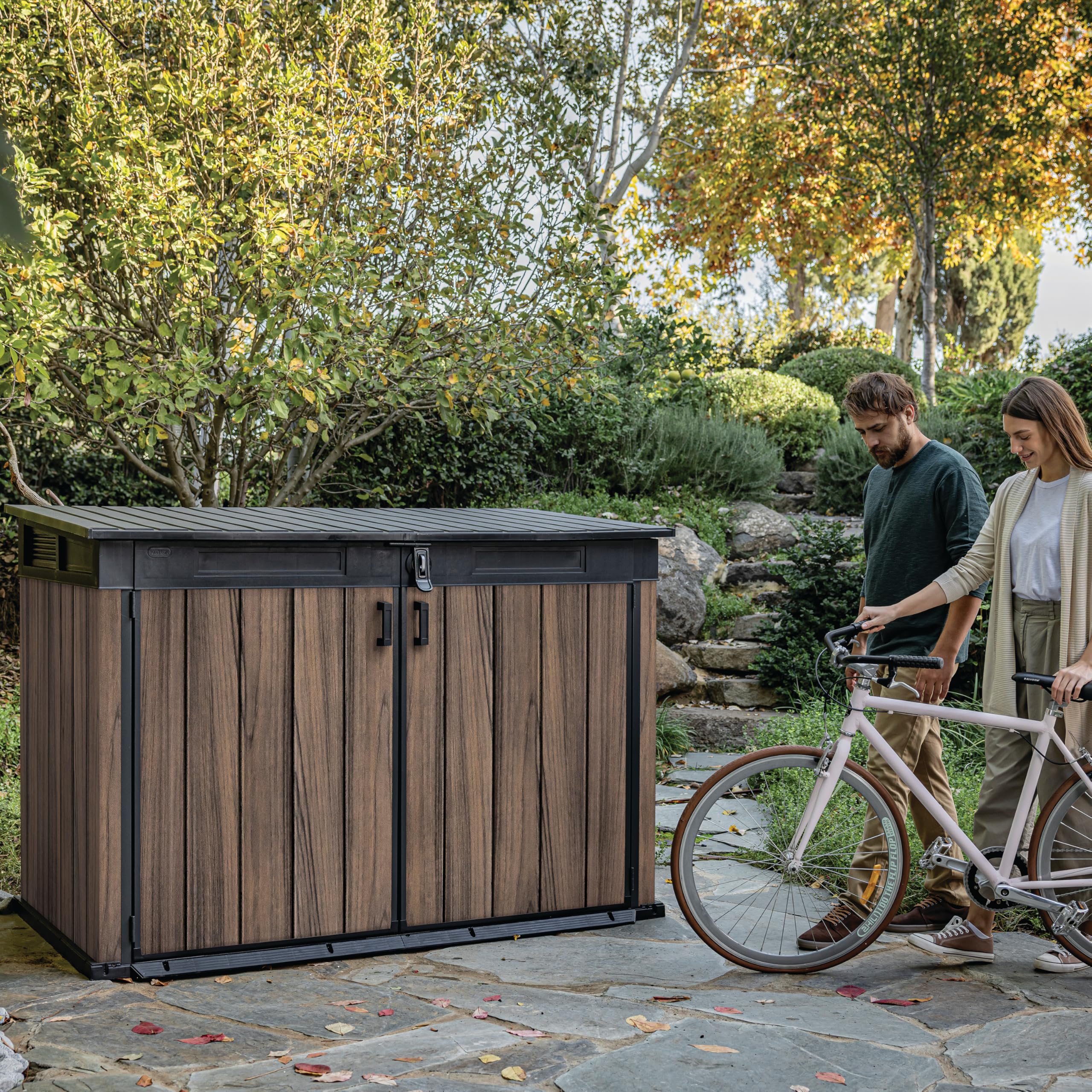 Keter Signature Gartenschrank, wetterfest, 2020 L Stauraum, abschließbar, mit Gasdruckfedern, Rosenholz-Optik, 190,5 x 109,3 x 132,5 cm, Mülltonnenbox für 2X 360l Tonnen