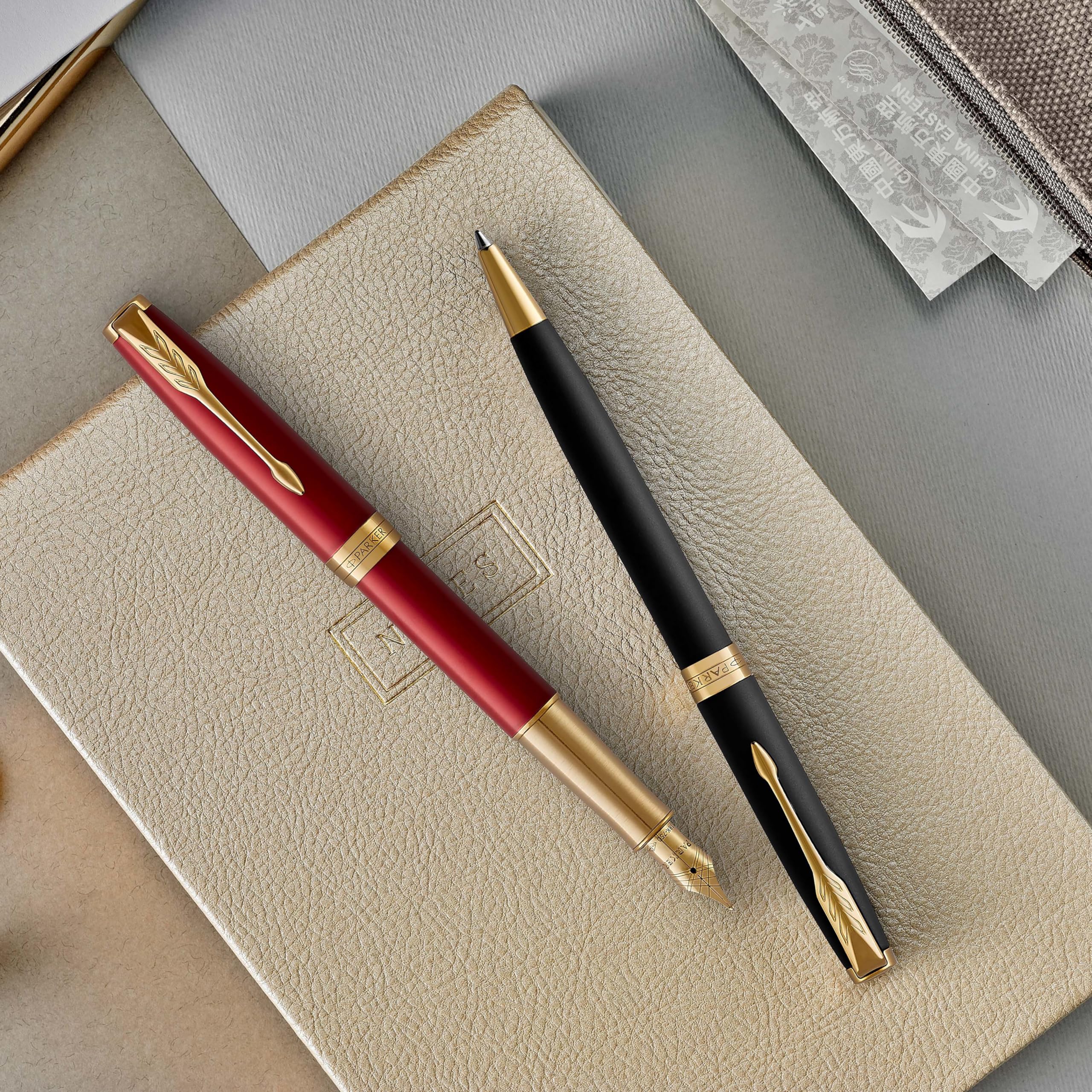 Parker Sonnet Stylo Bille | Premium métal et bleu satiné avec finition chrome | Pointe moyenne avec recharge d'encre noire | Coffret cadeau