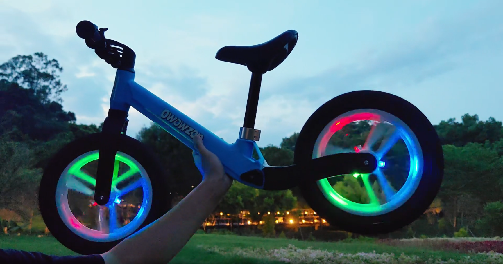 Amazon.co.jp: O WOWZON ペダルなし自転車 キッズバイク 子供用 光る