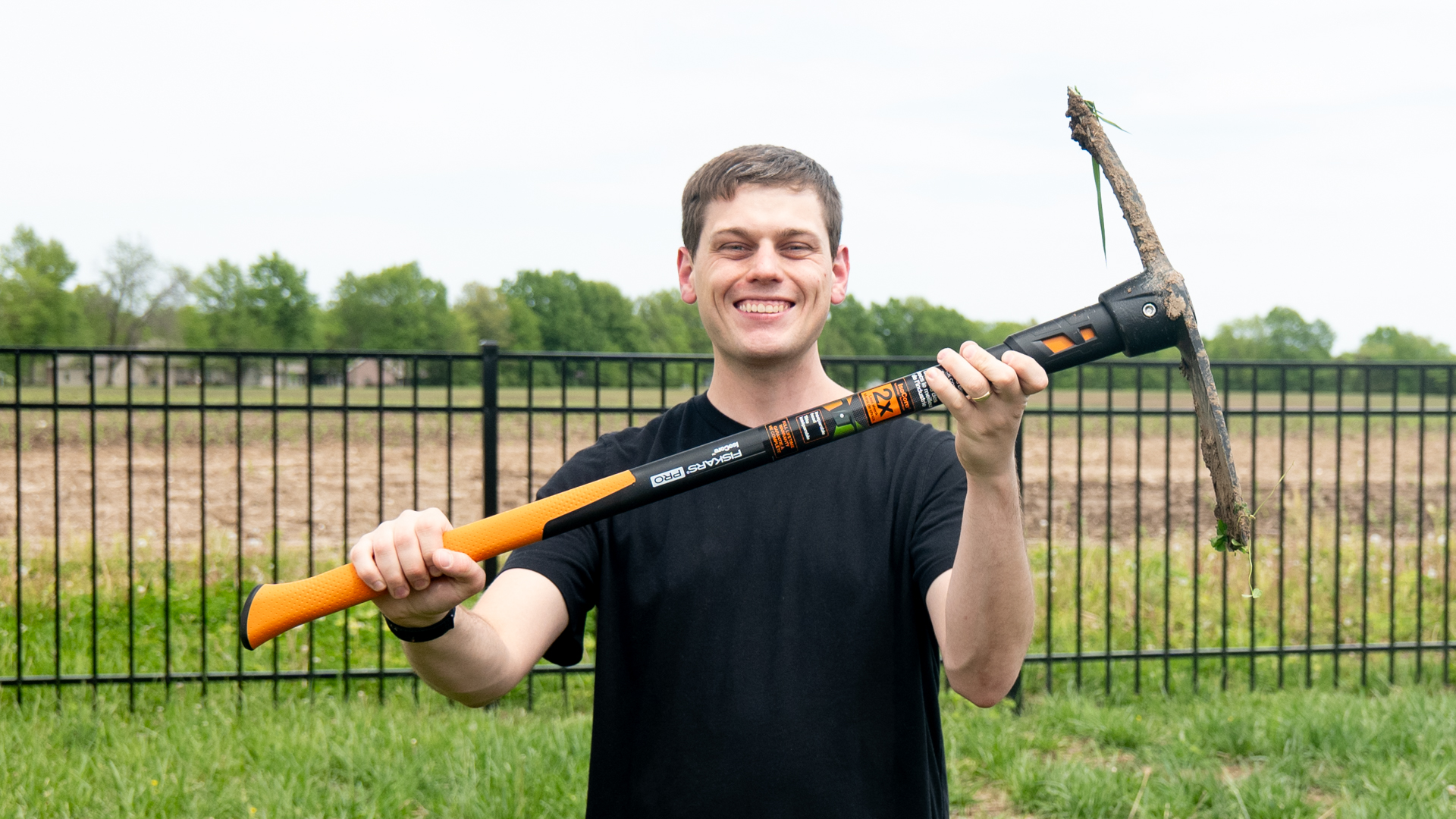 Watch Fiskars Isocore 5LB Pickaxe Garden Hoe Review on Amazon Live