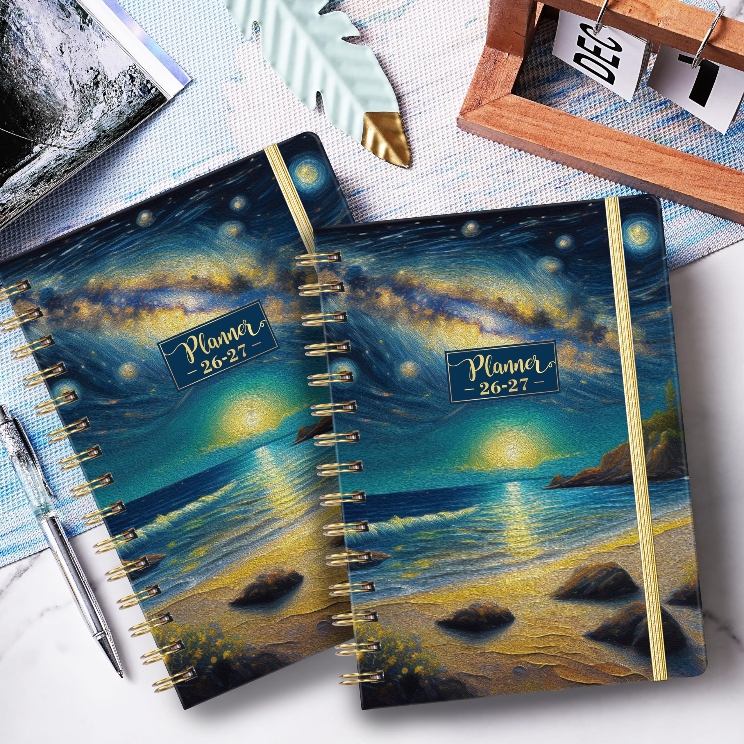 Pinchoco Planer 2025-2026 - Akademischer Planer Juli 2025 - Juni 2026, 21,3 x 16,0 cm, Wochen- und Monatsplaner mit Gummibandverschluss, Klebe-Tabs + Hardcover - Traumendes Meer