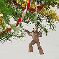 Vista 6 de Hallmark Keepsake Adorno de Navidad 2023, Marvel Studios Guardianes de la Galaxia Vol. 3, adorno de Groot, regalos de superhéroes