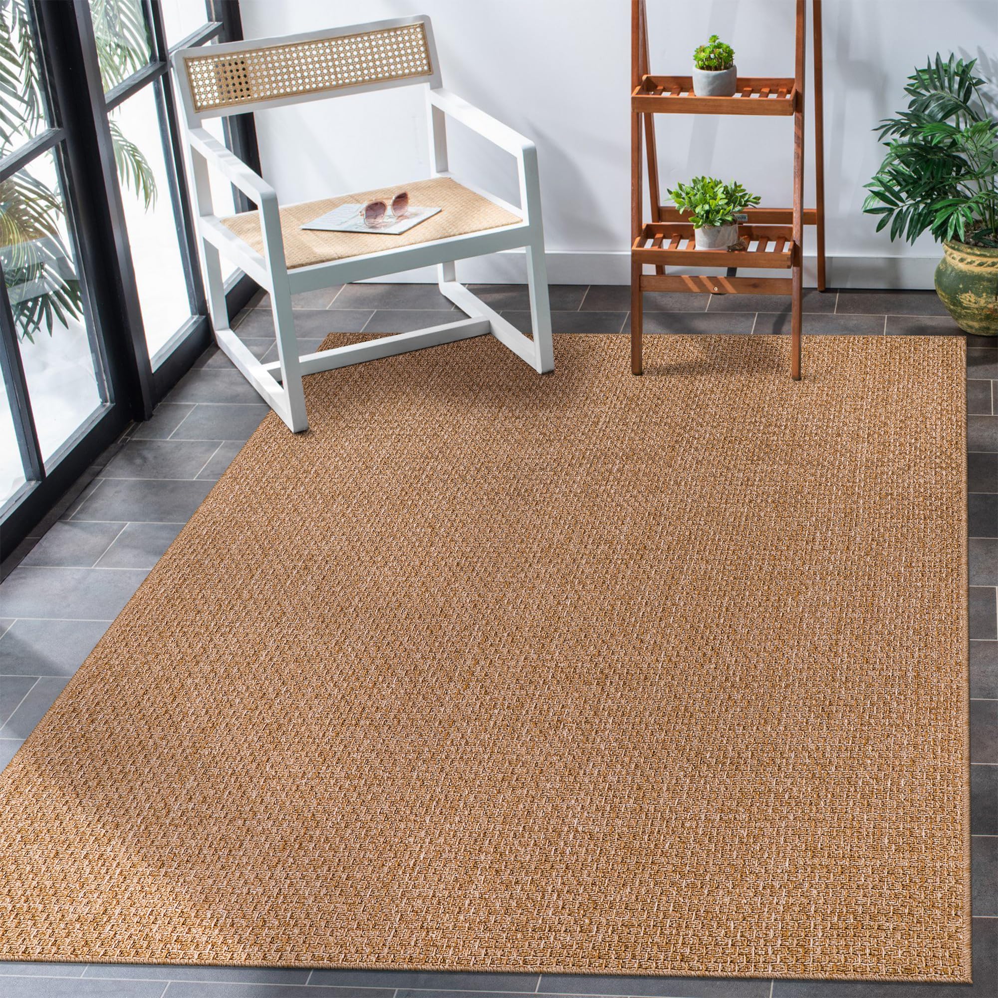 Tapis outdoor de fabrication turque au design épuré pour un espace extérieur élégant.