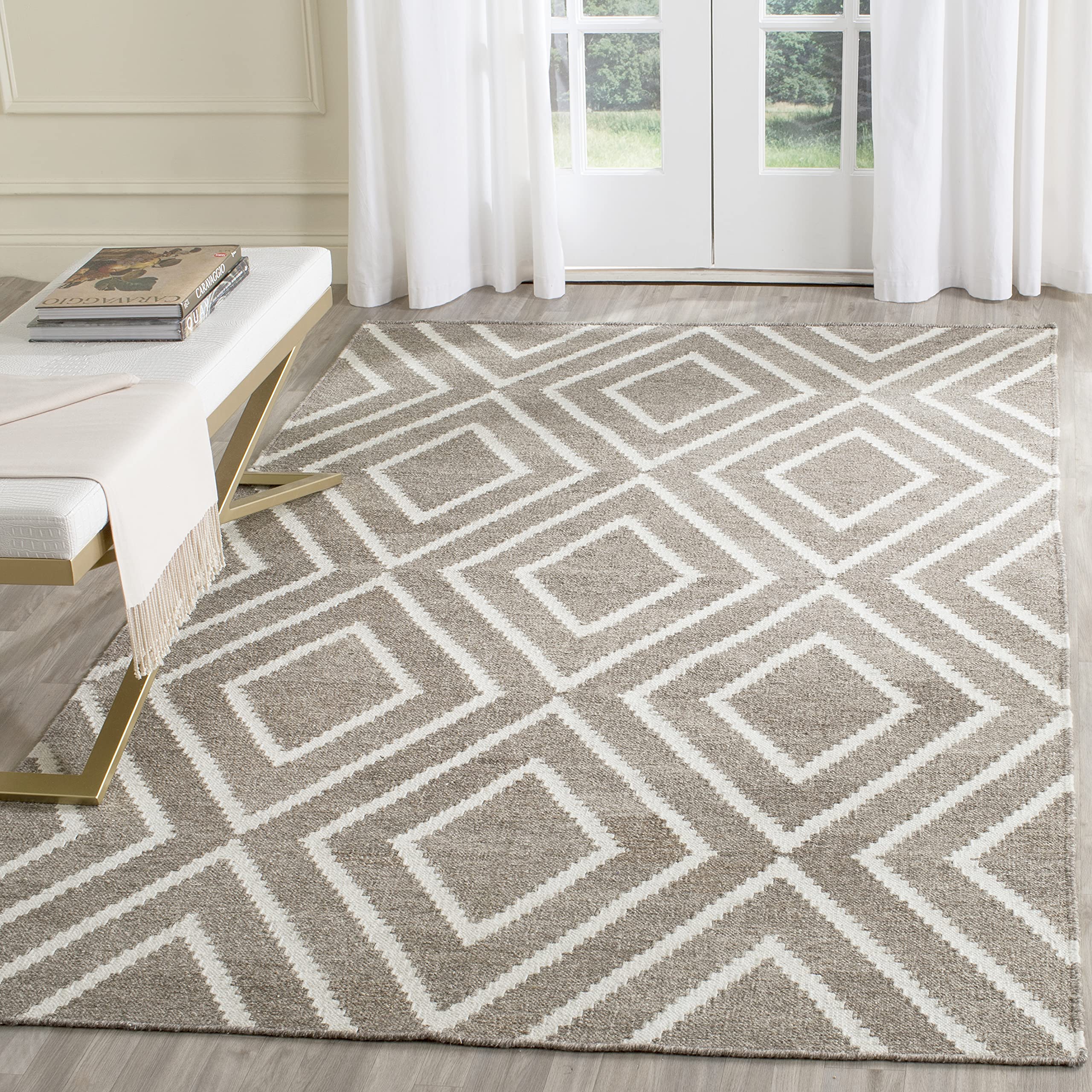 SAFAVIEH Tapis géométrique pour Salon, Salle à Manger, Chambre à Coucher - Kilim Collection, Tapis à Poil Court, Taupe et Ivoire, 122 X 183 cm