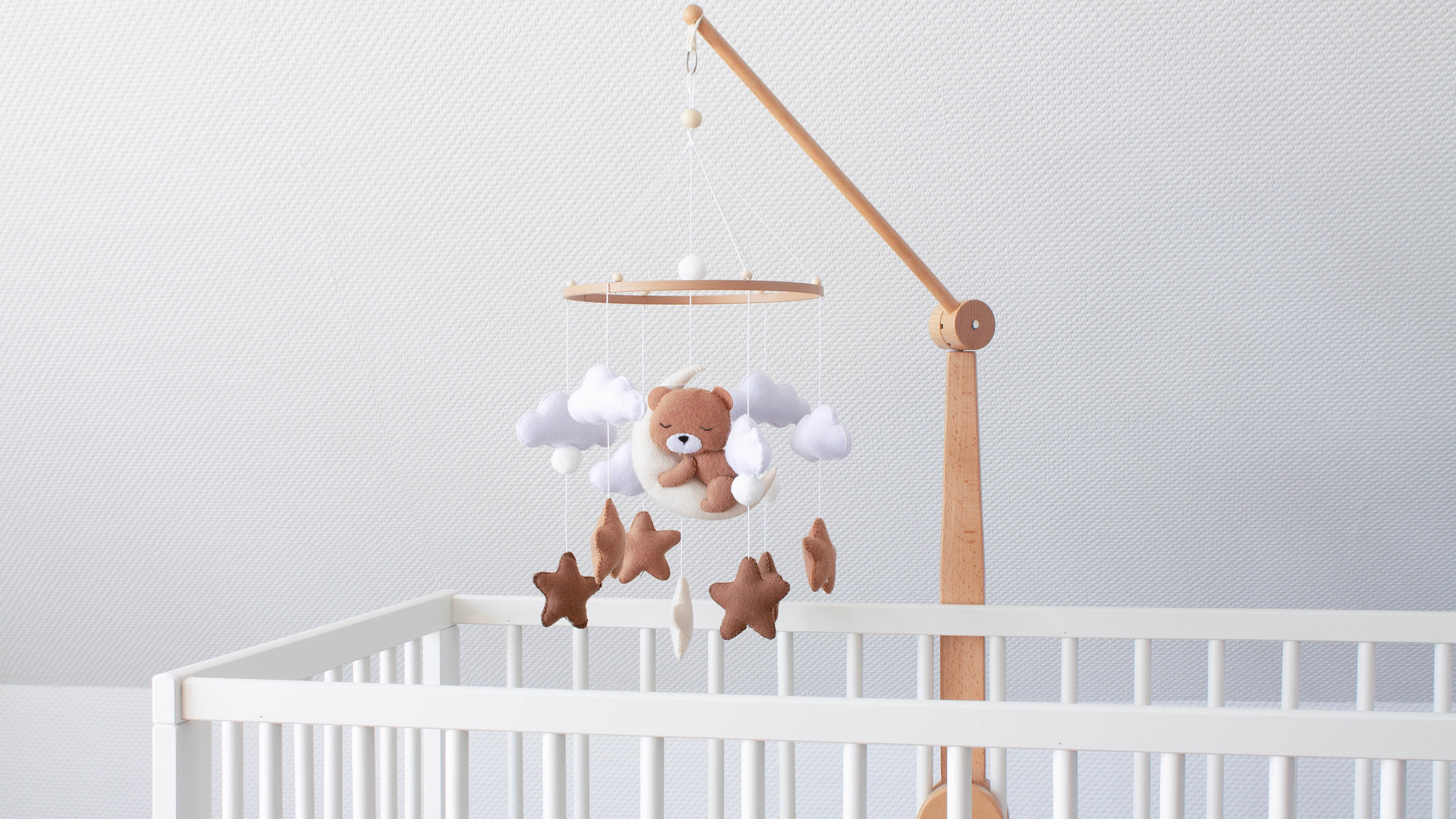 Baby Mobile Schlummernder Bär Mit Holzring – 45 Cm Weiß, Handgefertigt Aus Filz Für Babybett & Deko