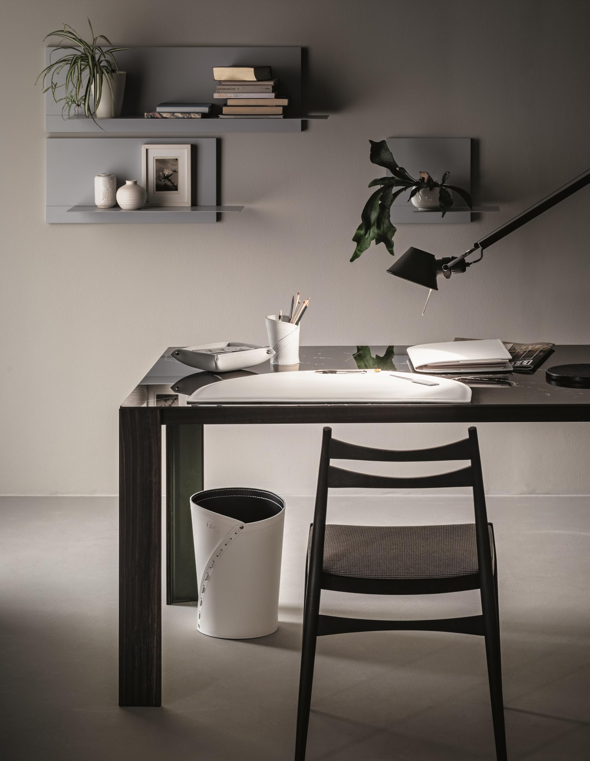 LIMAC Design MEDUNA, Set di accessori da scrivania in cuoio, set ufficio, sottomano da scrivania, portaoggetti, portapenne, antiscivolo, prodotto in Italia. (Bianco)