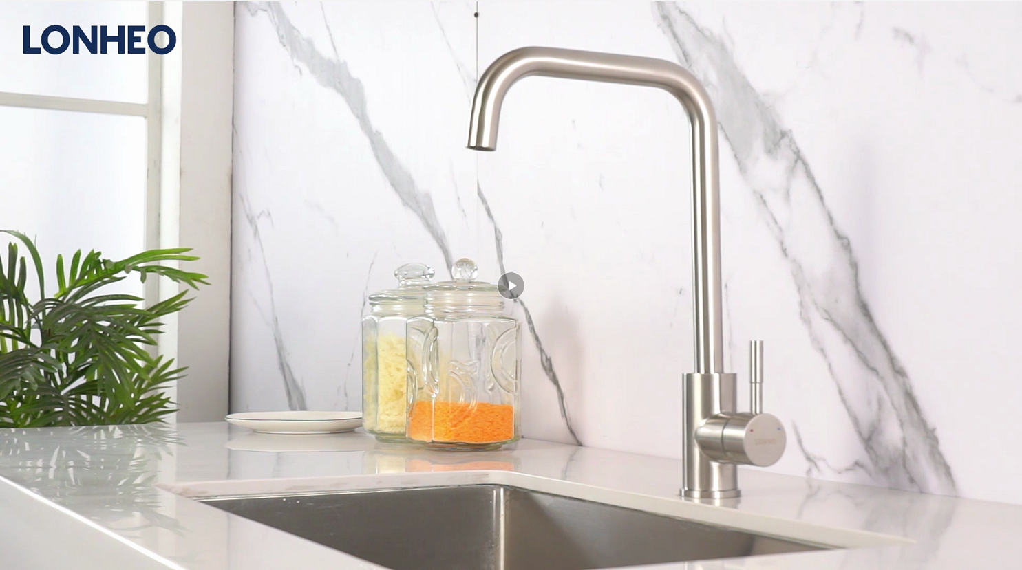 Lonheo Lagedruk keukenkraan van roestvrij staal, 360° draaibare kraan mengkraan keuken spoelbak armatuur ontworpen voor koud water en een waterboiler