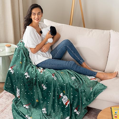 Miniatura 4 de Berkshire Blanket Peanuts - Manta pesada de Navidad, VelvetLoft de felpa de personaje lindo, Peanuts Be Merry and Bright Green, 60 x 70 pulgadas