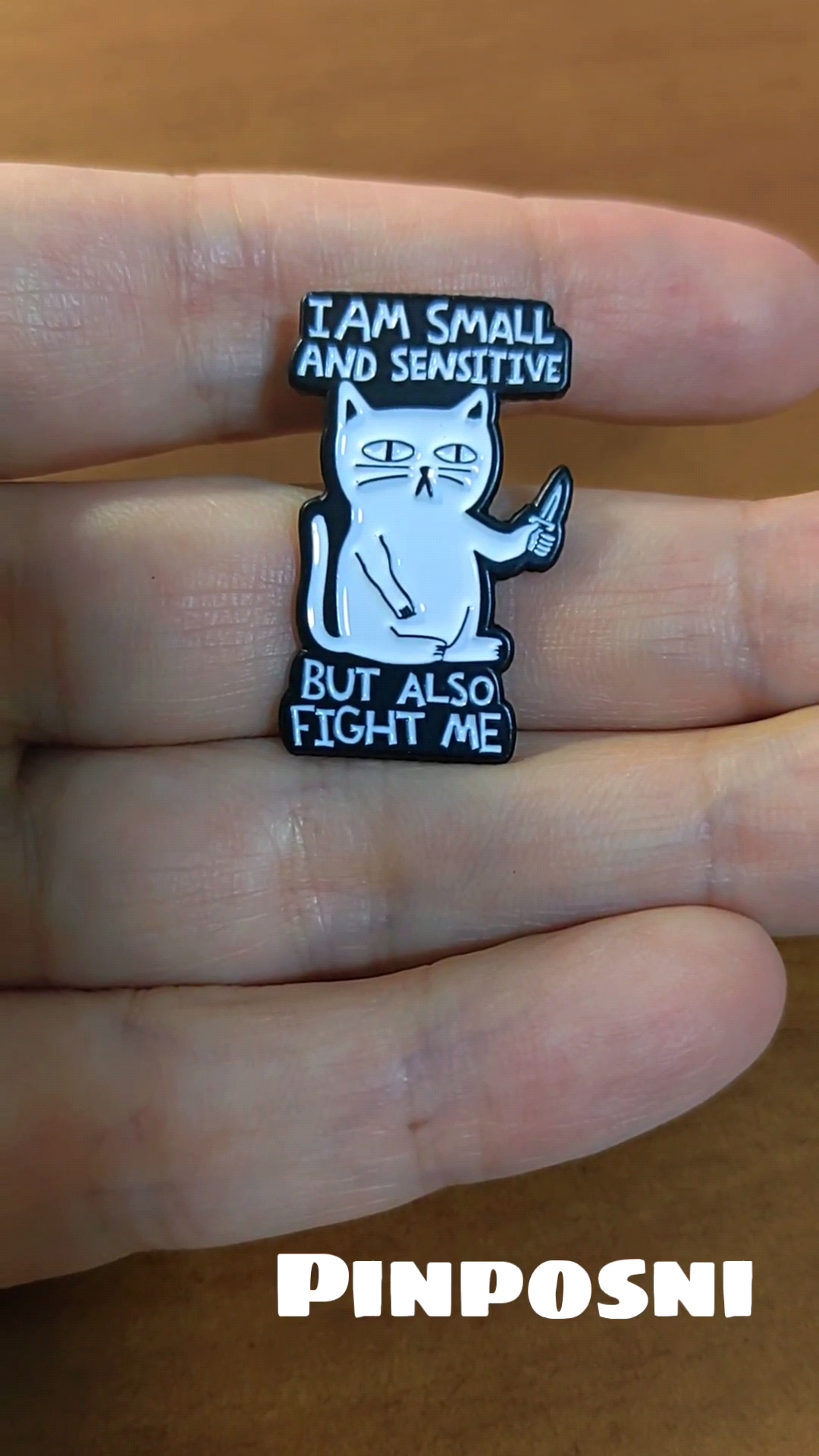 Spilla uomo meme gatto con spilla antropomorfa smaltata, simpatici accessori per zaino novità, regalo divertente per donne e ragazze, fatto a mano - Italia