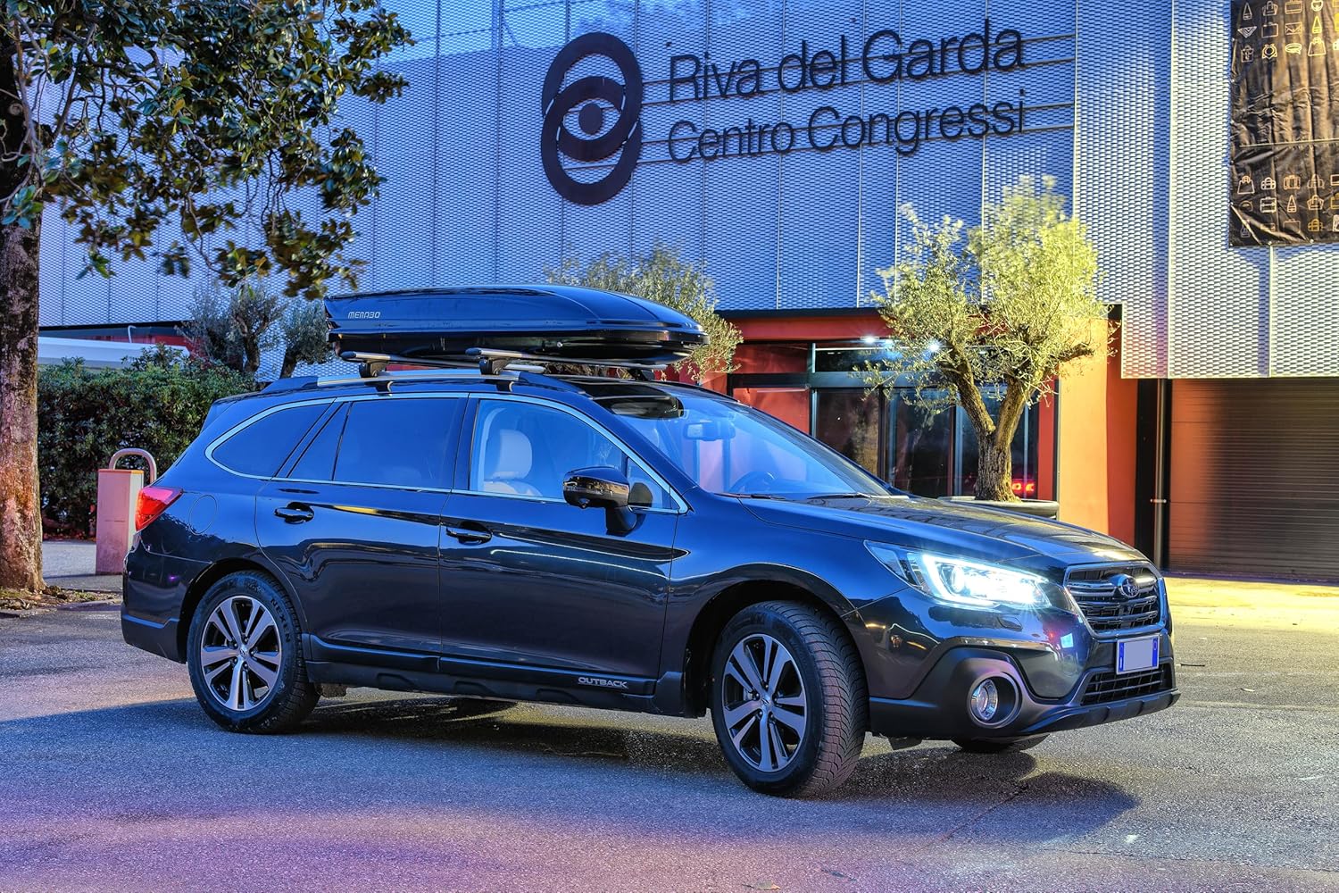 Menabo Diamond Roof Box open with luggage inside