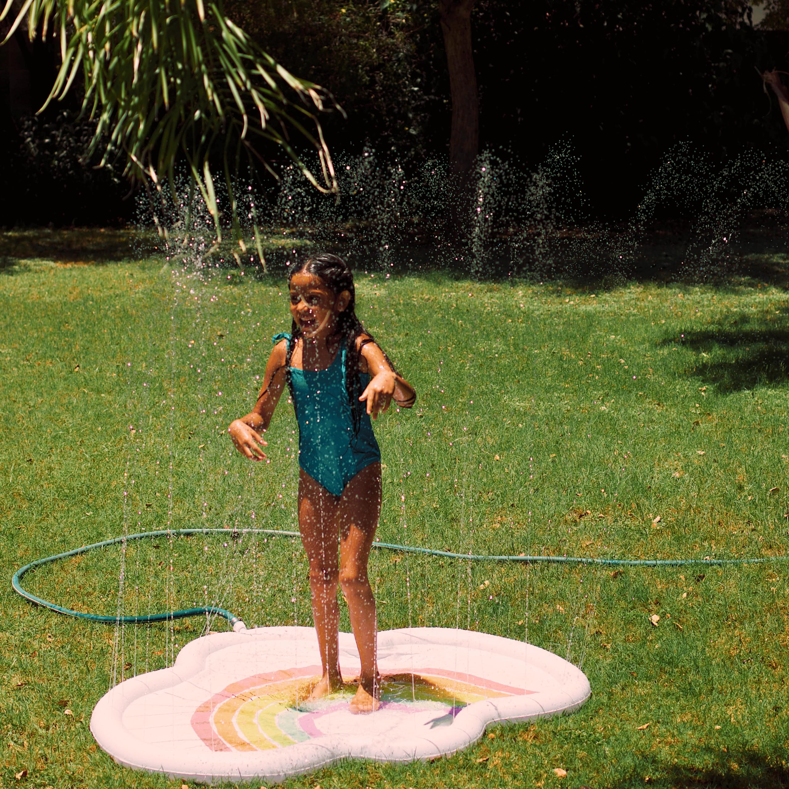 Rae Dunn x  Rainbow Cloud Splash Pad – Juega todo el día – Juguete de agua duradero de larga duración – Aspersor seguro y divertido para patio trasero, ideal para fiestas de verano y 2