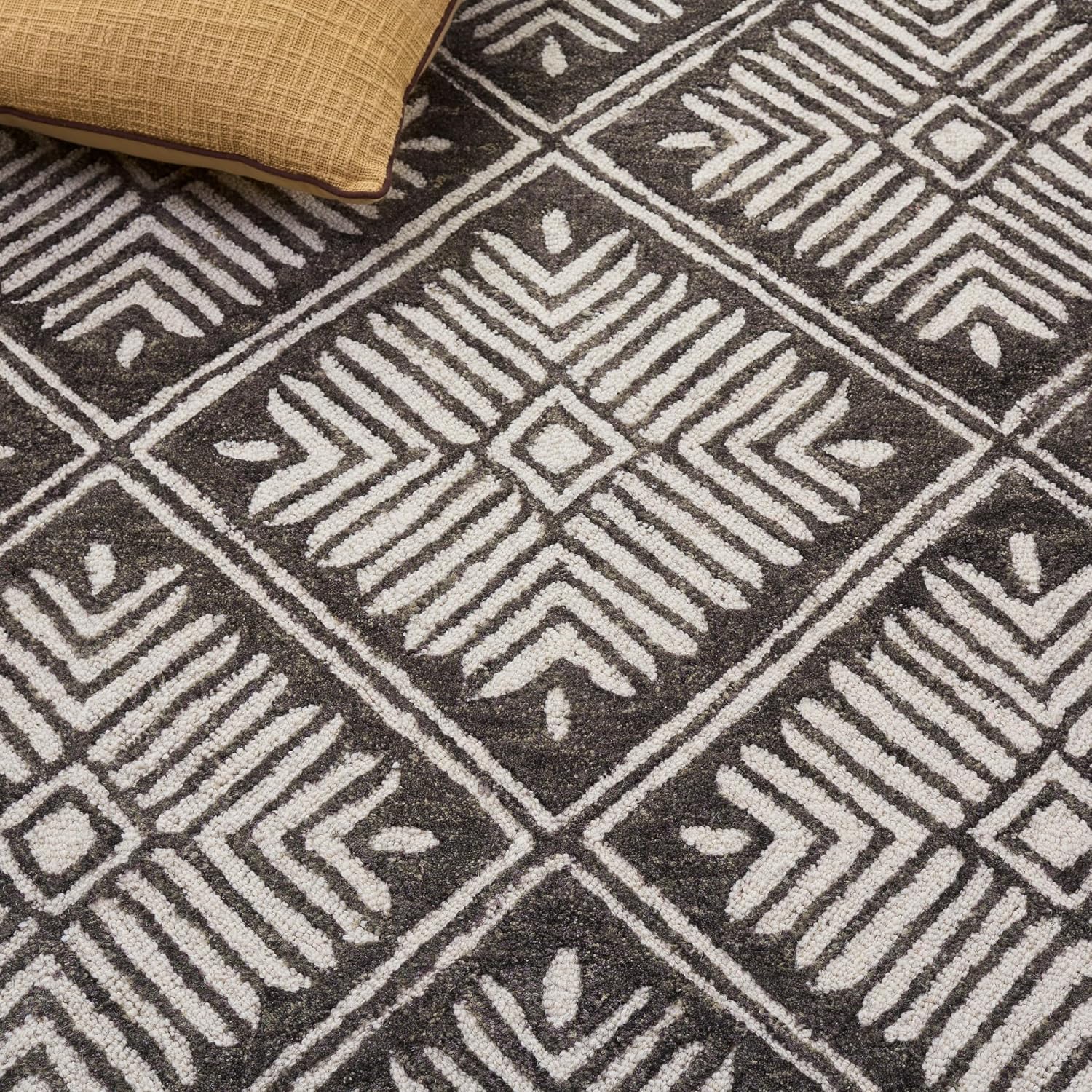 SAFAVIEH Cambridge Collection Area Rug - 6' Square, Ivory & Charcoal, Handmade Moroccan Wool, Ideal for High Traffic Areas in Living Room, Bedroom (CAM402A)