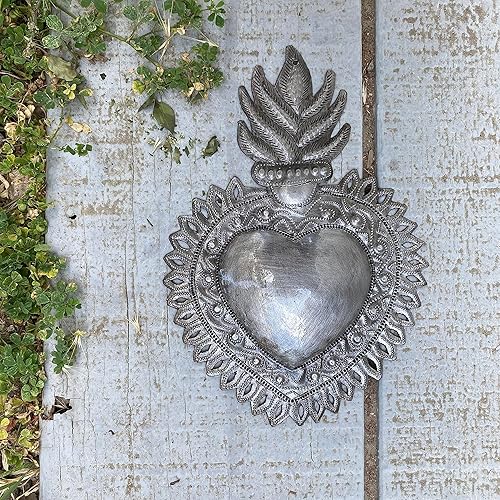 Miniatura 2 de Decoración de pared de corazón de metal Milagro, corazón flameante, hecho a mano, 7 x 10 pulgadas, Haití, adorno, hecho a mano, adornos únicos