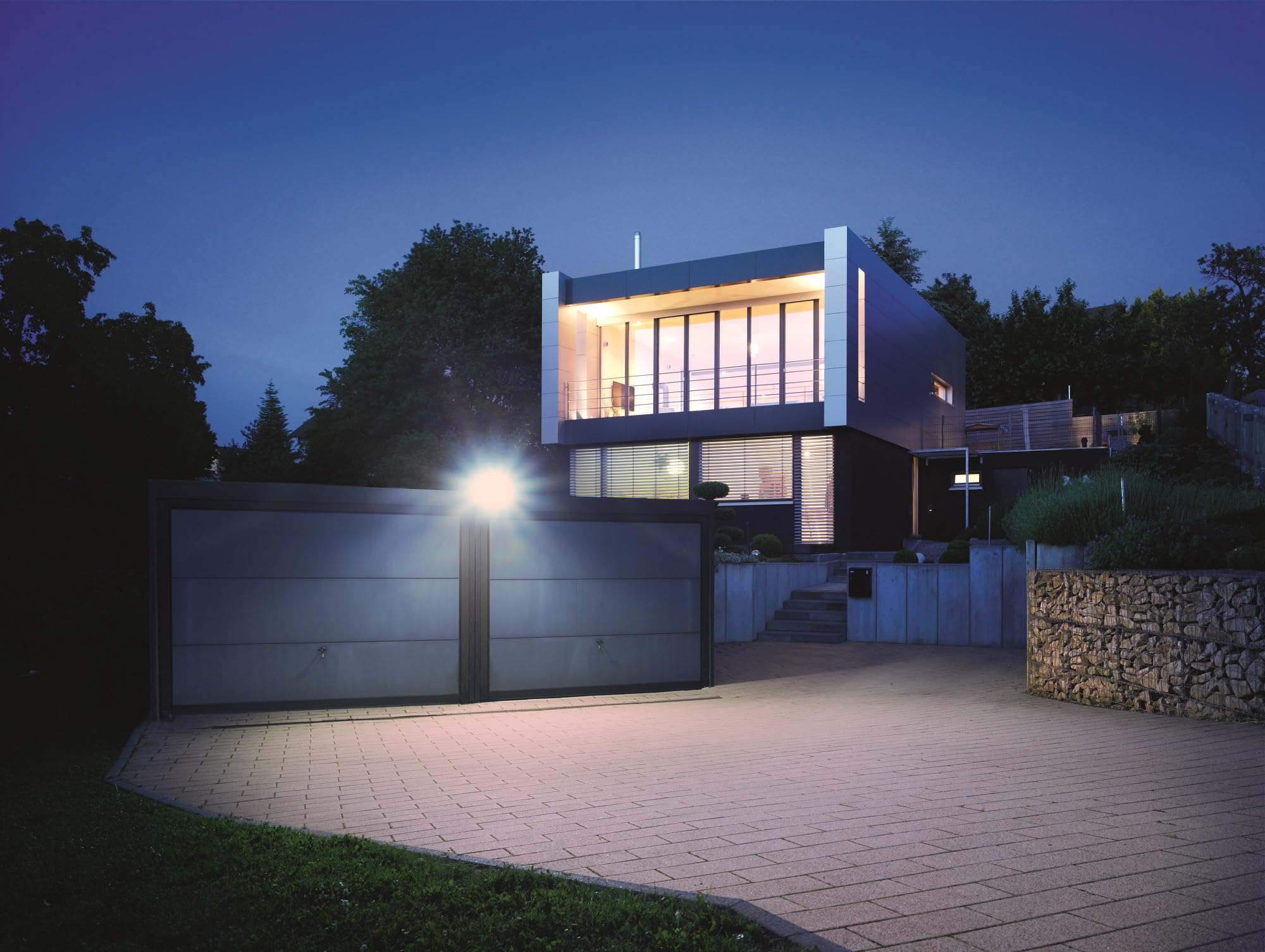 STEINEL LED Außenstrahler XLED Protect FR S weiß, Bewegungsmelder 240°, 12m Reichweite, 13,6W