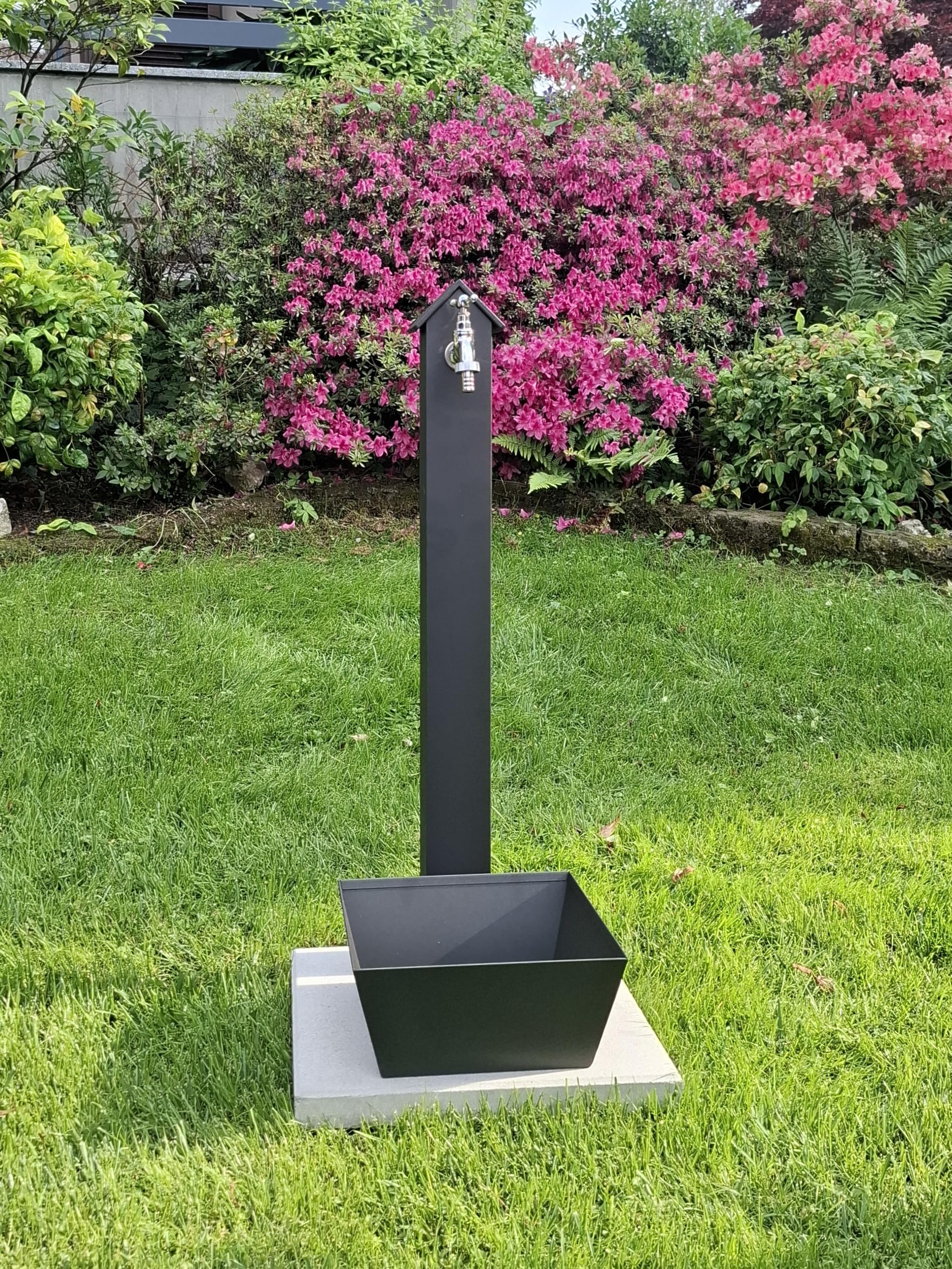 Fontana da Giardino Moderna "Trieste" in Alluminio Verniciato a Forno Color Nero Antracite con Base in Cemento e Vasca di Raccolta Integrata in Metallo, Realizzata in Italia