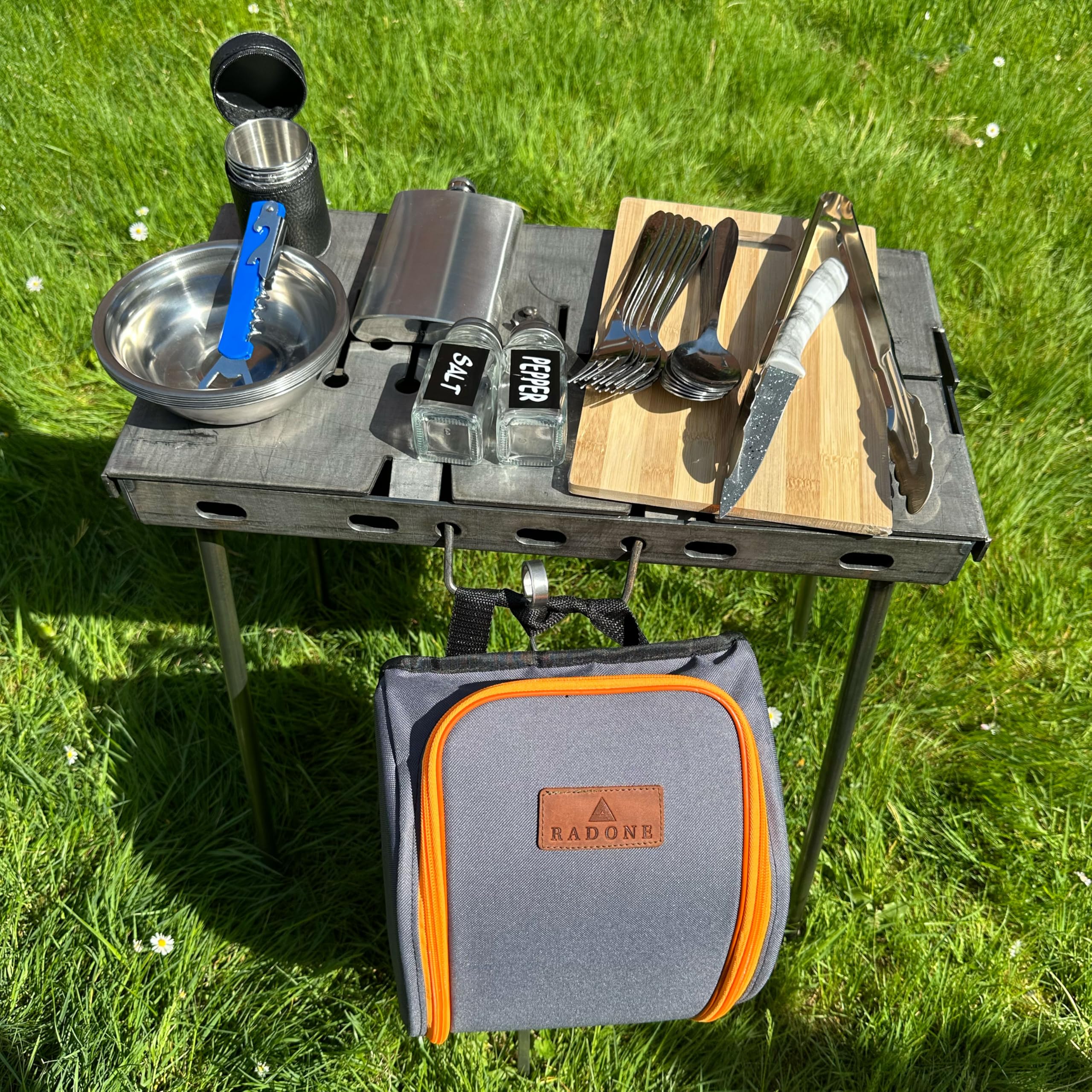 BBQ Camping Geschirr Set 6 Personen – Komplettes Outdoor Kochgeschirr mit Besteck, Tellern, Bechern, Flachmann & Grillzange – Ideales Reise-Set für Camping, Fahrrad-Touren, Urlaub & Picknick