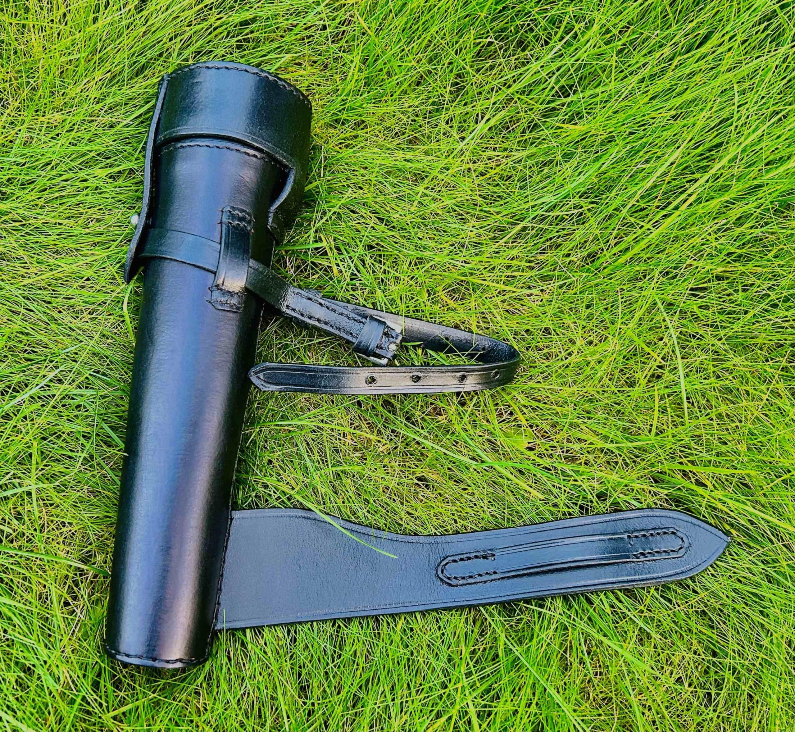 Flasque en cuir noir de poche pour la chasse avec motif renard et baton