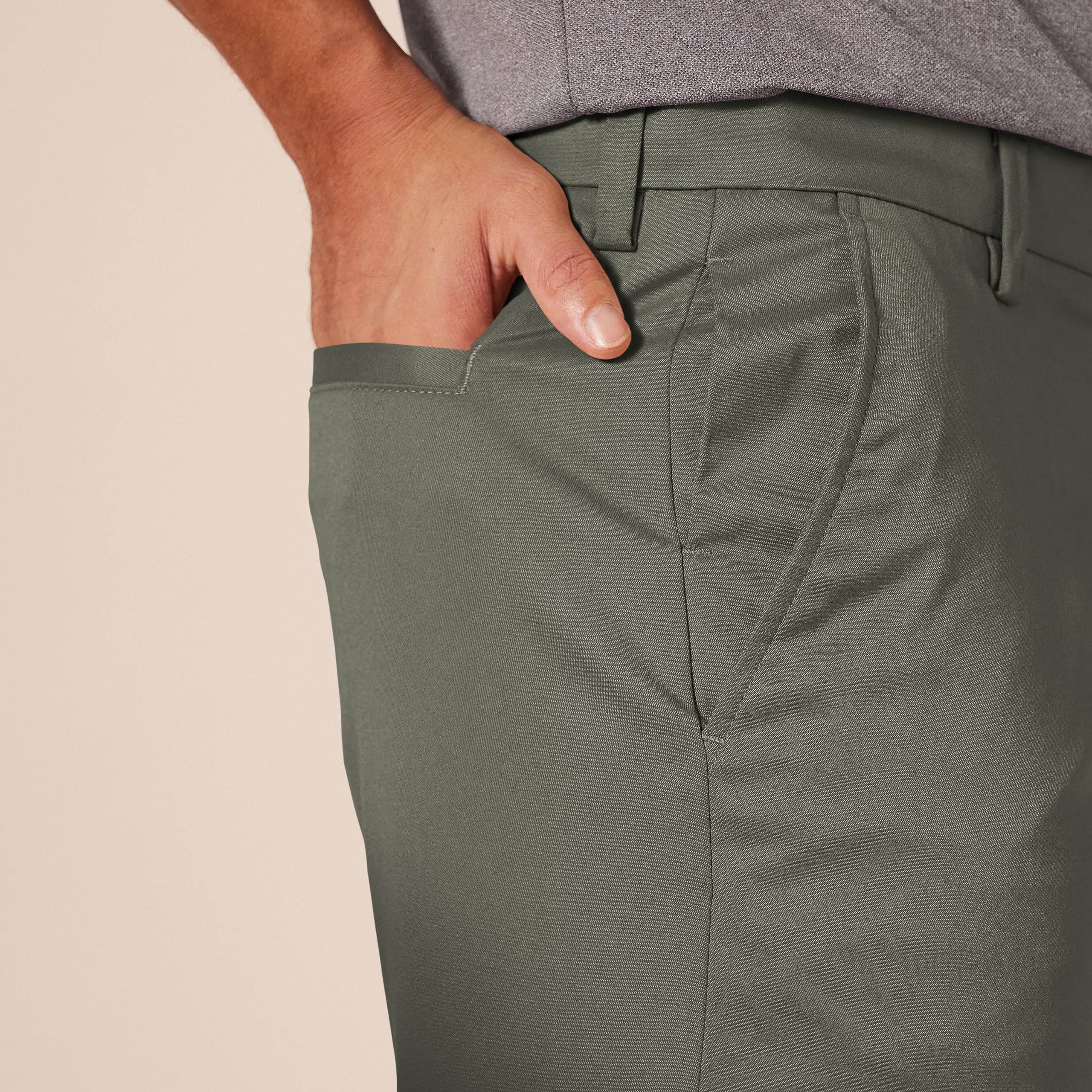 Amazon Essentials Pantalones de Golf Elásticos de Corte Clásico para Todo el Día Hombre, Verde Oliva, 34W / 30L