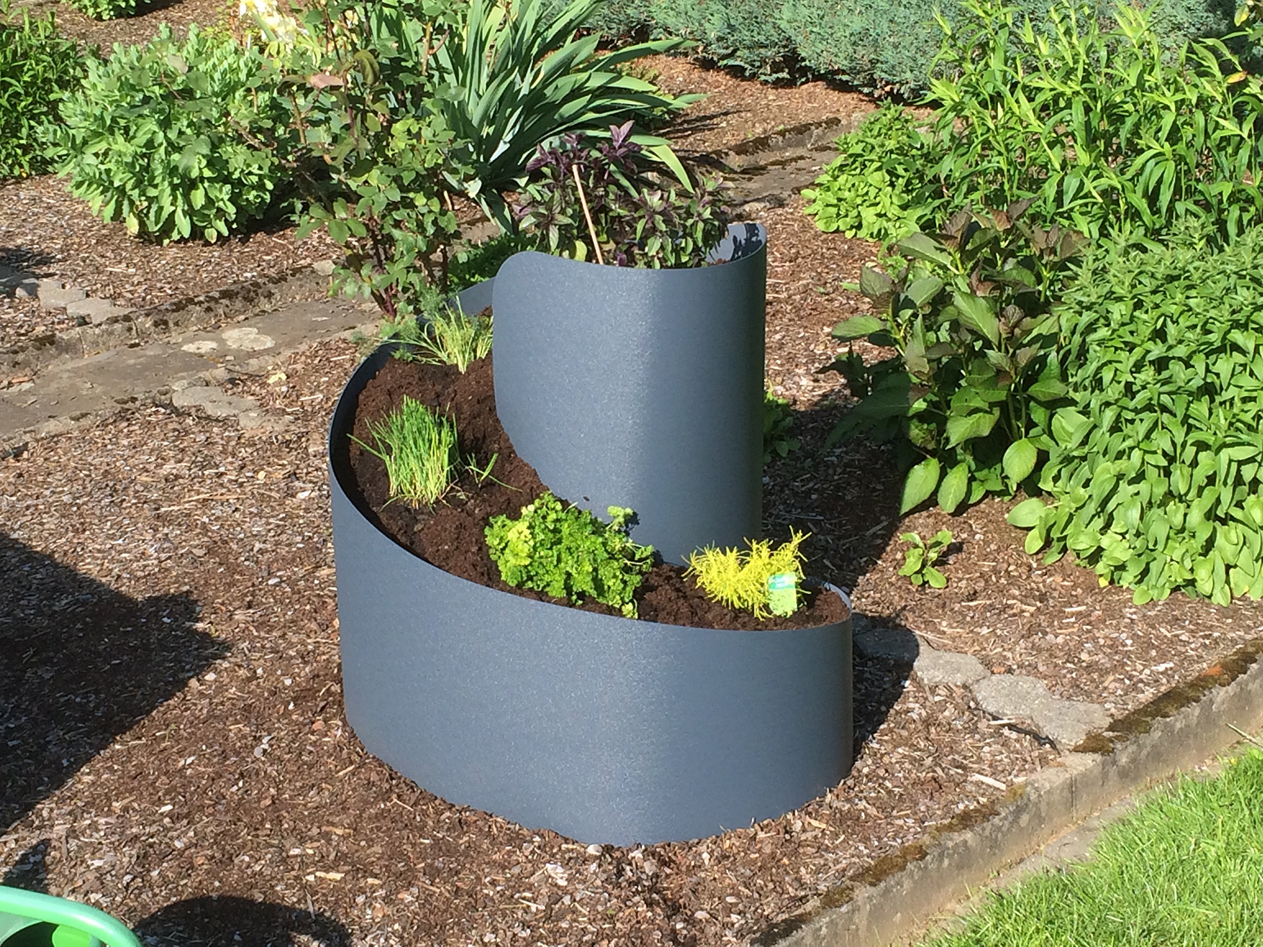 Kräuterspirale | 80cm x Ø 80cm | Grau | Kräuterschnecke | Pflanzspirale aus Kunststoff | modernes Design | Bausatz mit passender Vliesunterlage