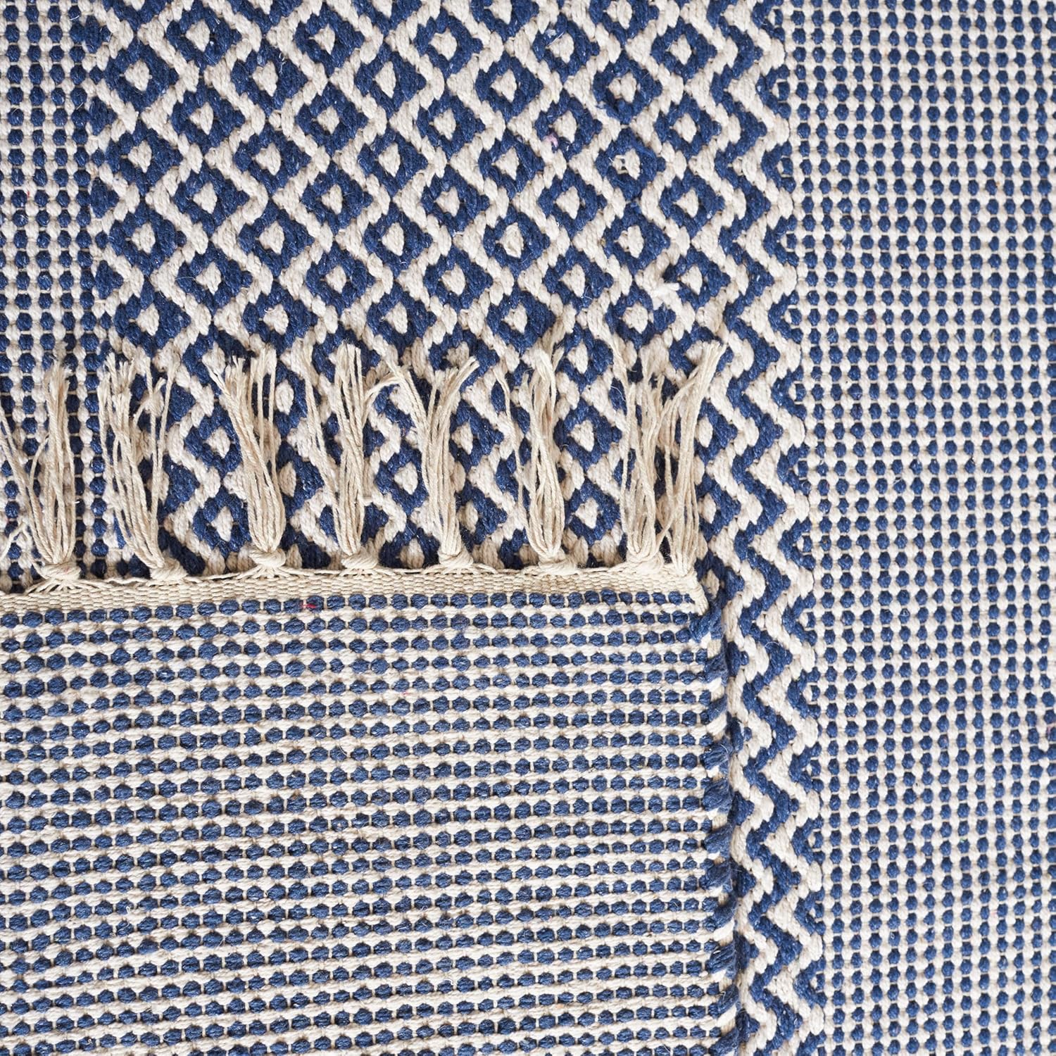 SAFAVIEH Montauk Collection Accent Rug - 2'3" x 4', Ivory & Navy, Handmade Flat Weave Boho Farmhouse Cotton Tassel Fringe, Ideal for High Traffic Areas in Entryway, Living Room, Bedroom (MTK330B)