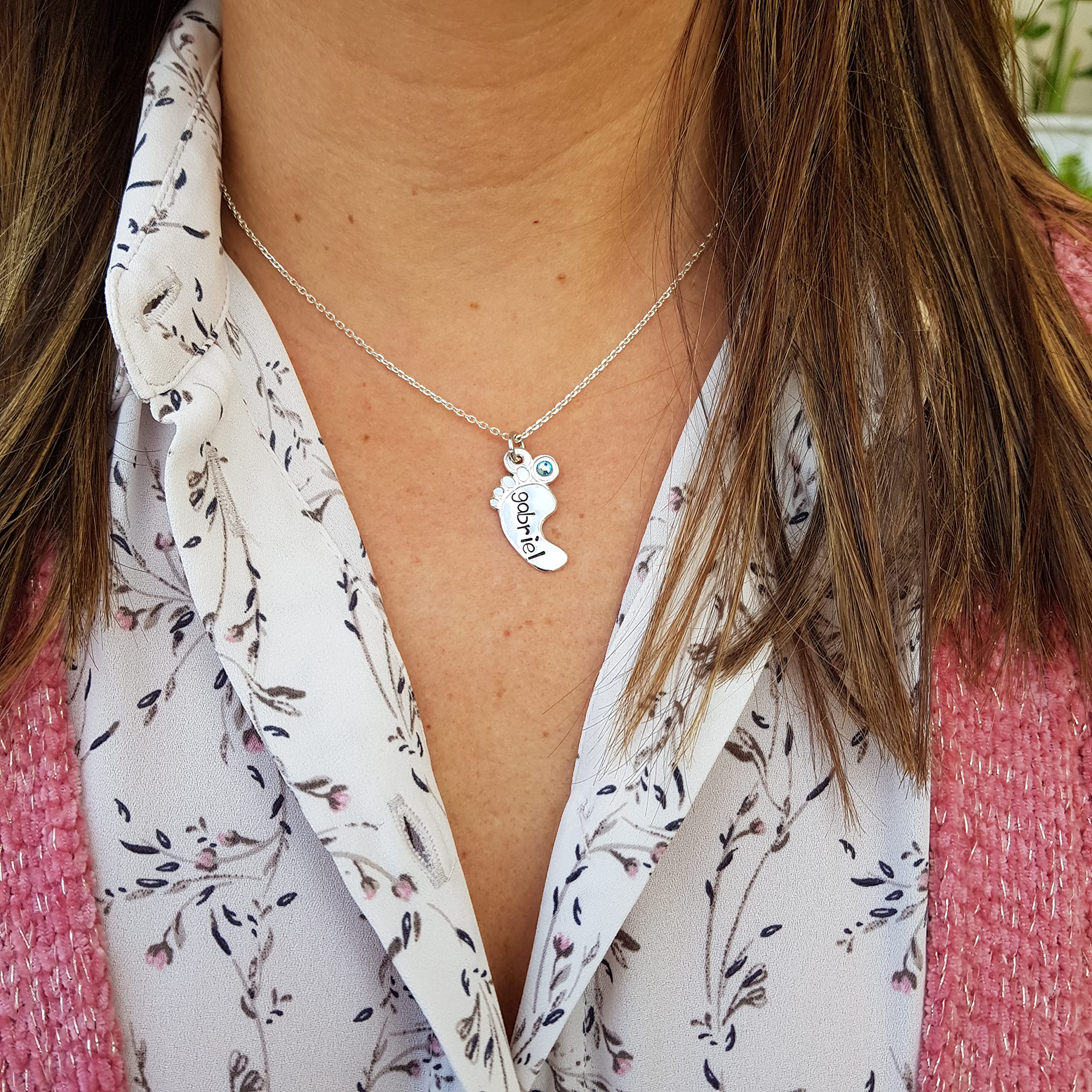 Collar para personalizar con nombre con colgante de huella de bebé en plata 1ª ley. Ideal para madre o abuela. Se puede elegir color de piedra.