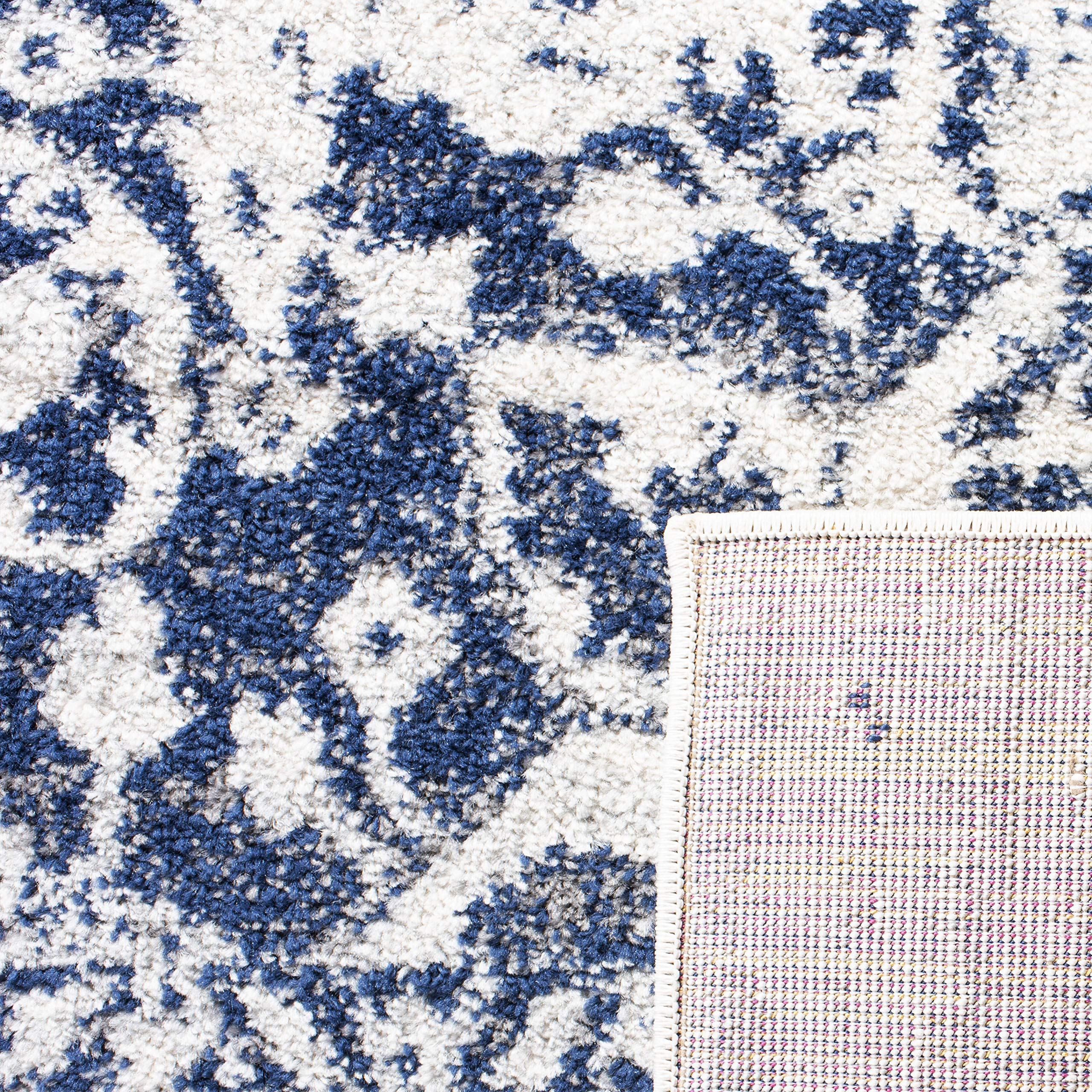 SAFAVIEH Tapis de Sol Vieilli pour Salon, Salle à manger, Chambre à coucher - Madison Collection, Tapis à poil court, Crème et Marine, 91 X 152 cm