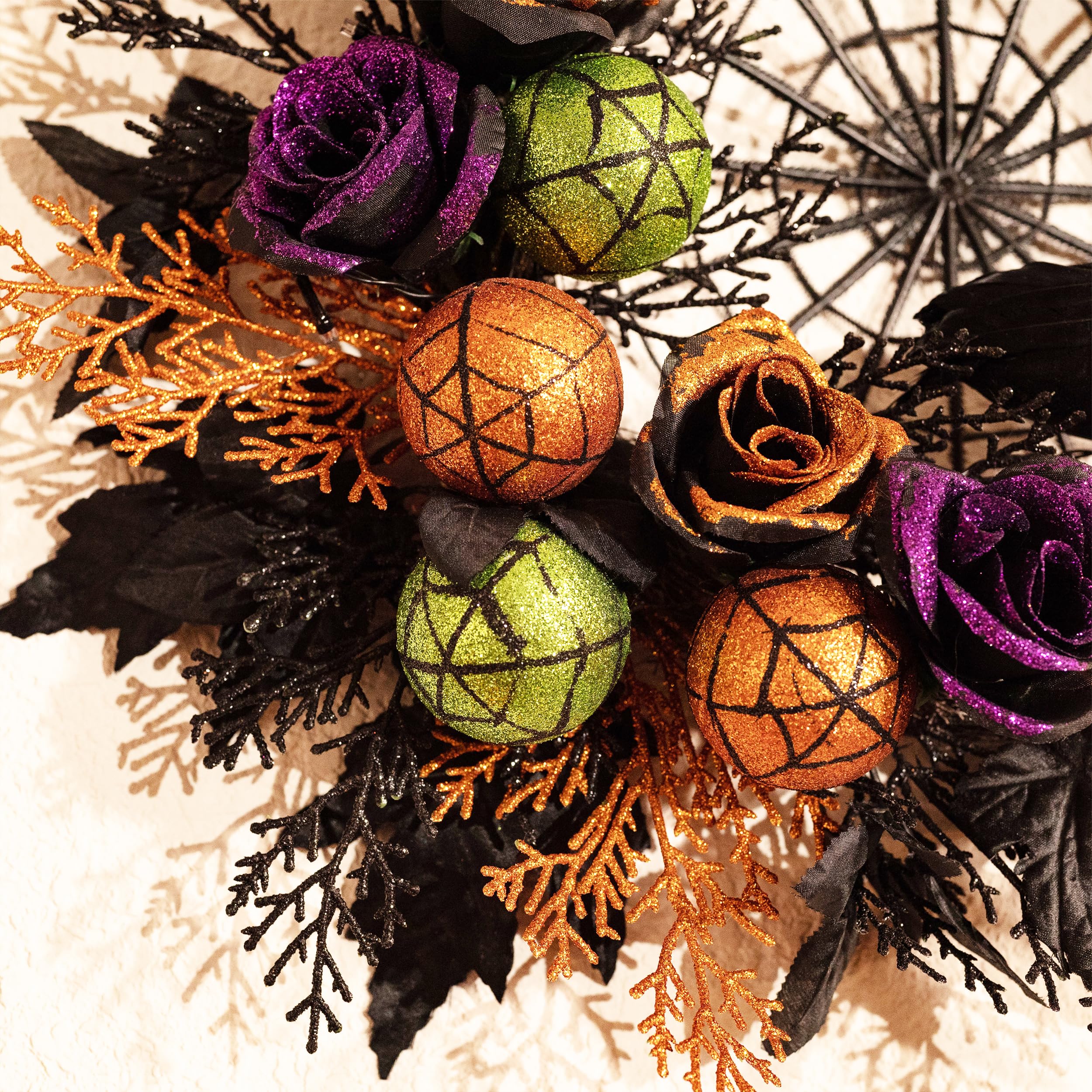 Valery Madelyn Corona de Halloween para puerta delantera con luces, 18 pulgadas, rosas preiluminadas, cuervo, telarañas, adornos de bolas, corona, decoraciones de Halloween para el hogar, centro de