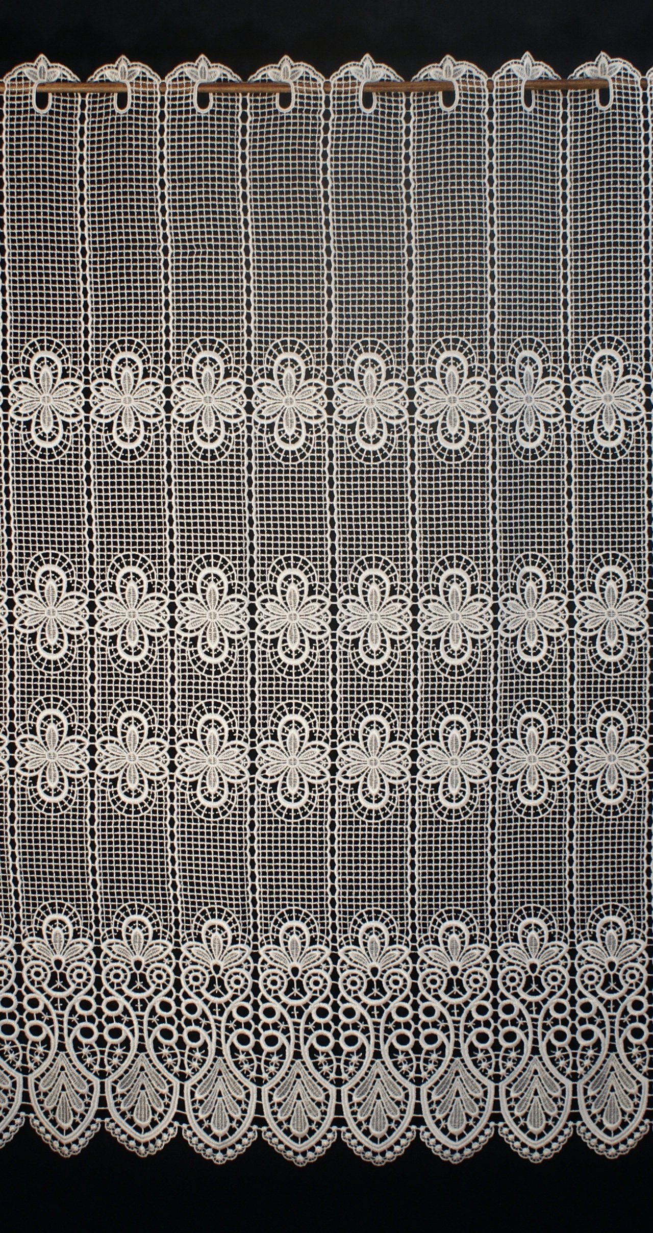 Plauener Spitze by Modespitze, Store Bistro Gardine Scheibengardine mit Stangendurchzug, hochwertige Stickerei, Höhe 112 cm, Breite 96 cm, Weiß